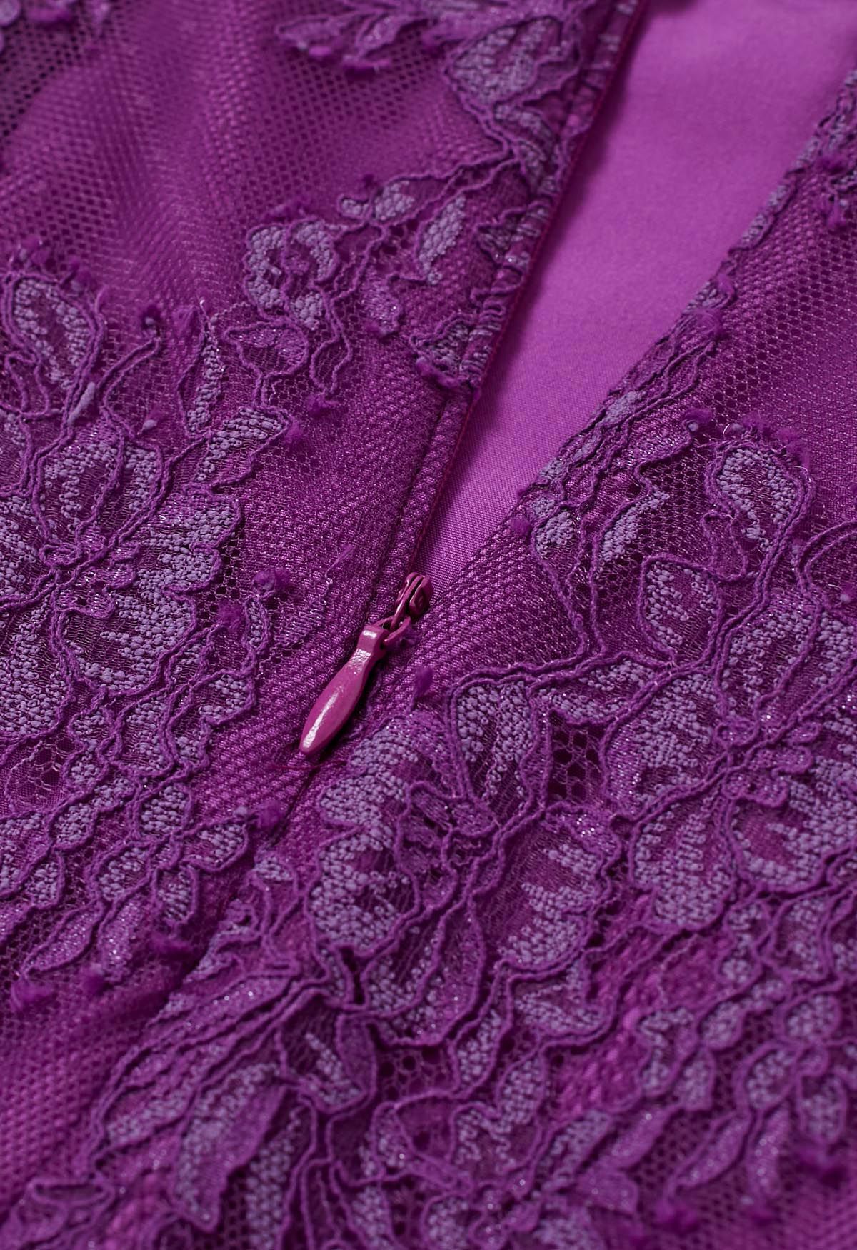 Robe midi moulante en dentelle violette délicate