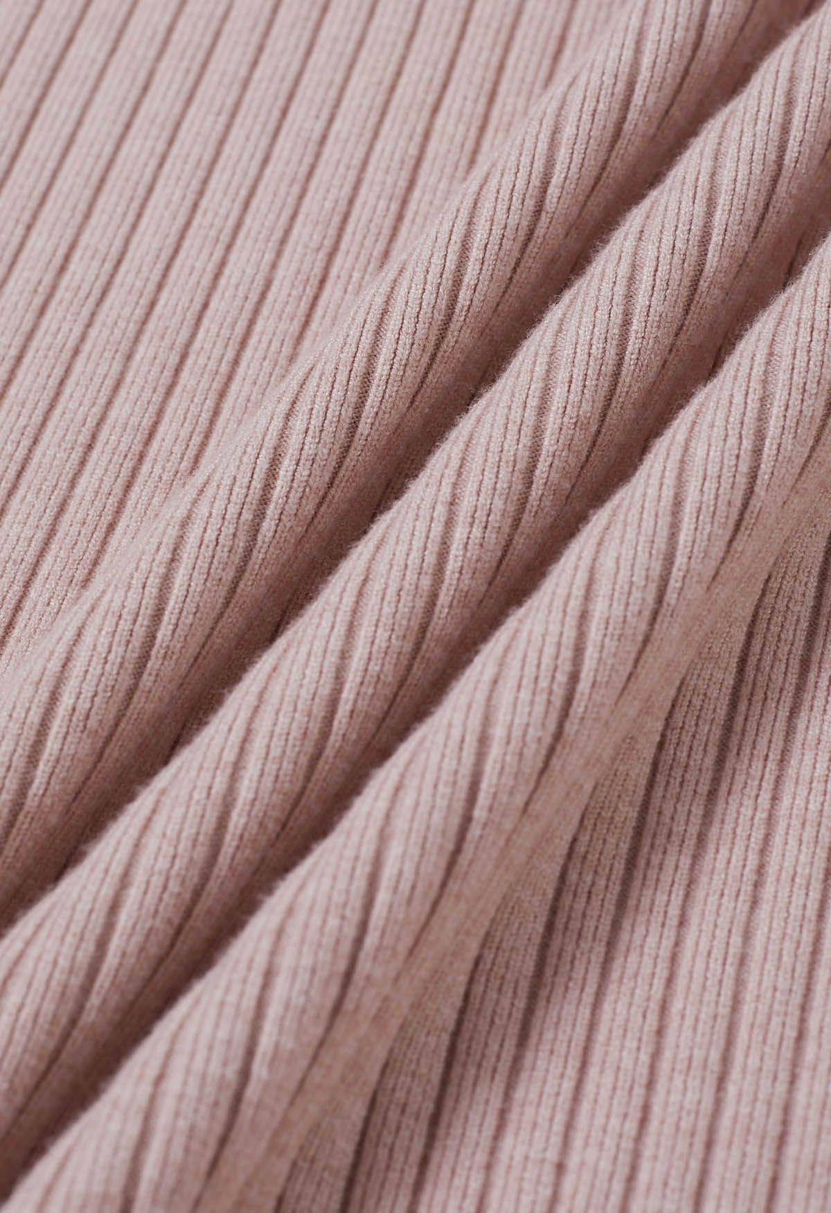 Robe en tricot à col surplis et bordure en plumes gracieuse en rose clair