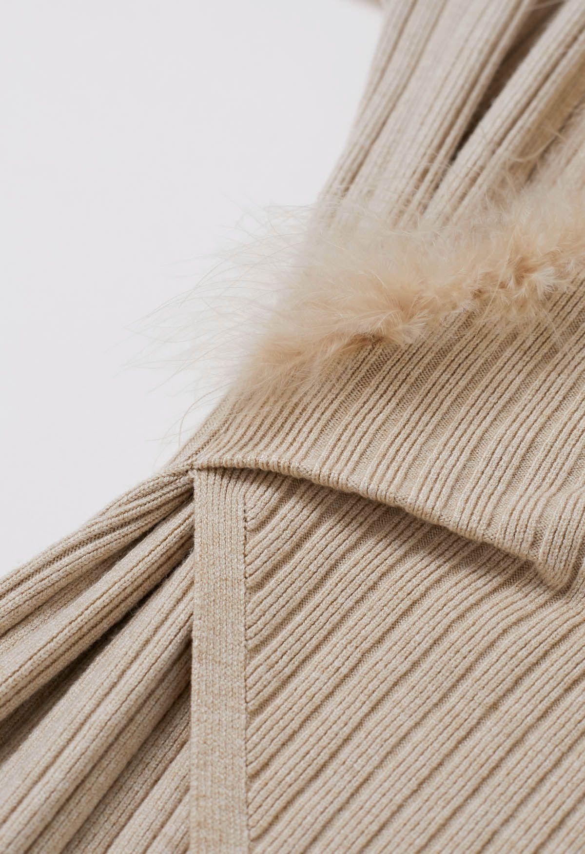 Robe en tricot à col surplis et bordure en plumes gracieuse en sable