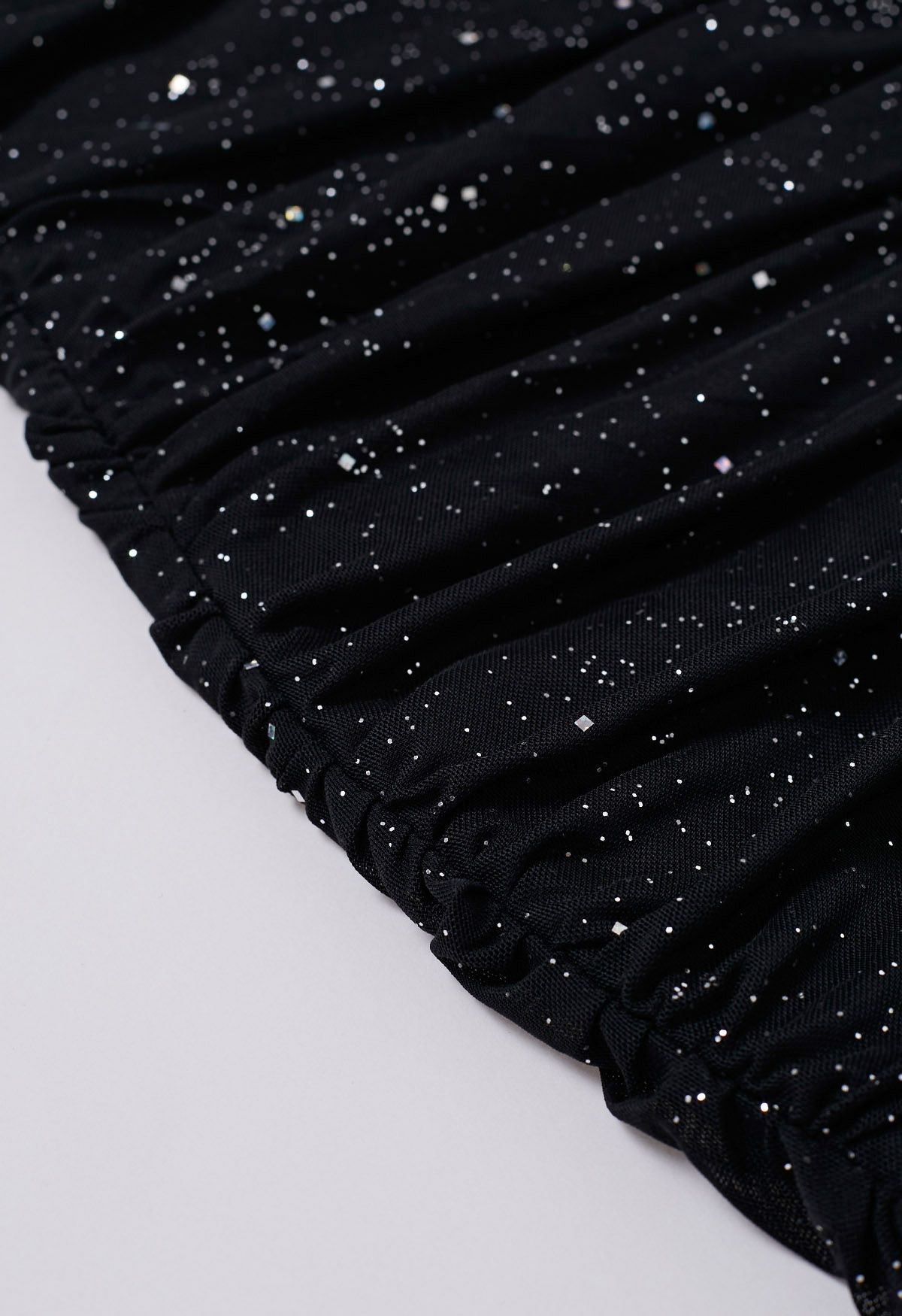 Mini-robe moulante en maille froncée à col en V et paillettes en noir