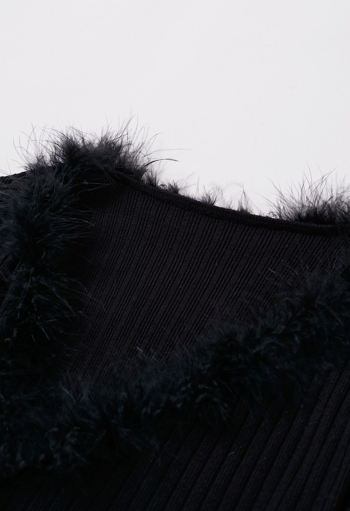 Robe en tricot à col surplis et bordure en plumes gracieuse en noir