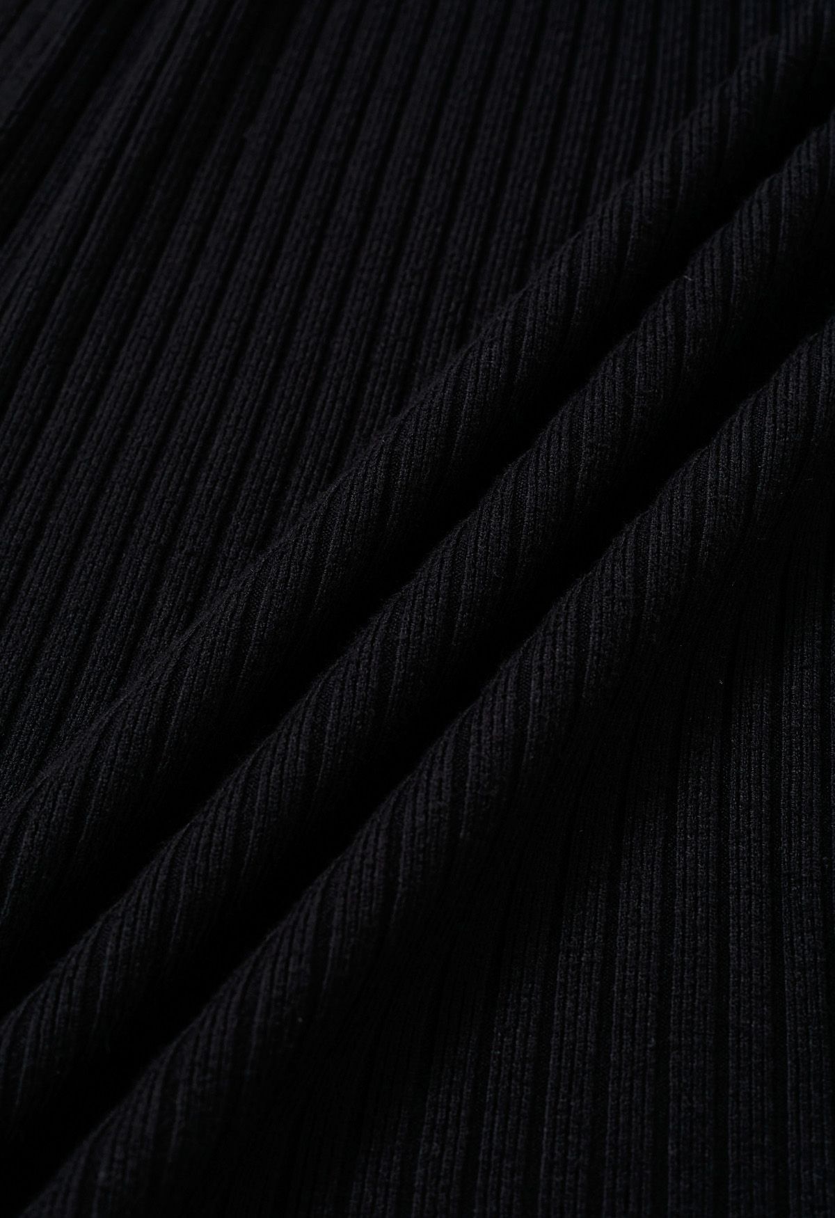 Robe en tricot à col surplis et bordure en plumes gracieuse en noir