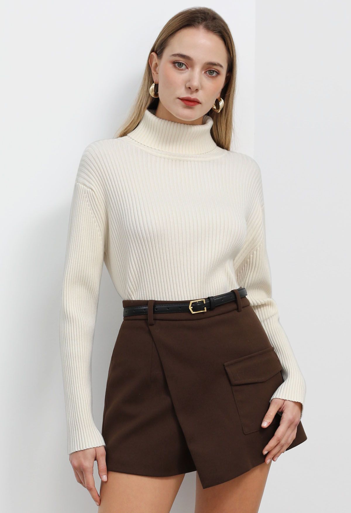Mini-jupe-short ceinturée en laine mélangée avec poche à rabat, marron