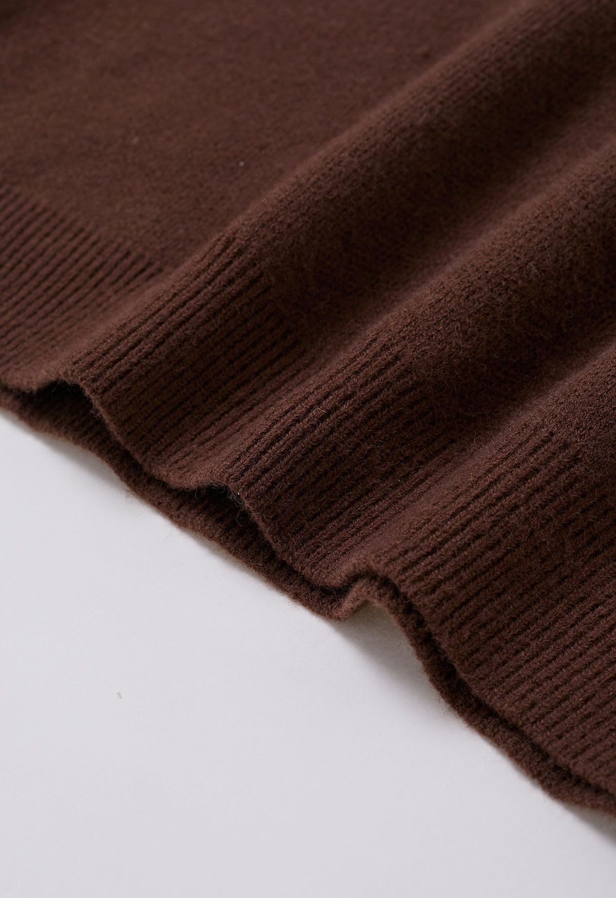 Pull en tricot à motif floral contrasté en marron