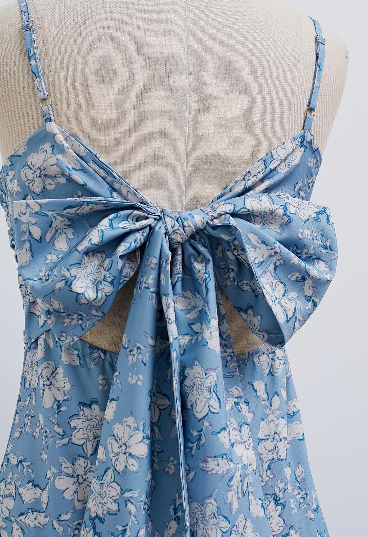 Robe caraco à imprimé floral et nœud papillon au dos en bleu