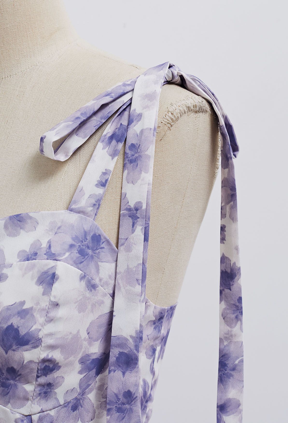 Robe midi fendue florale à épaules nouées en violet