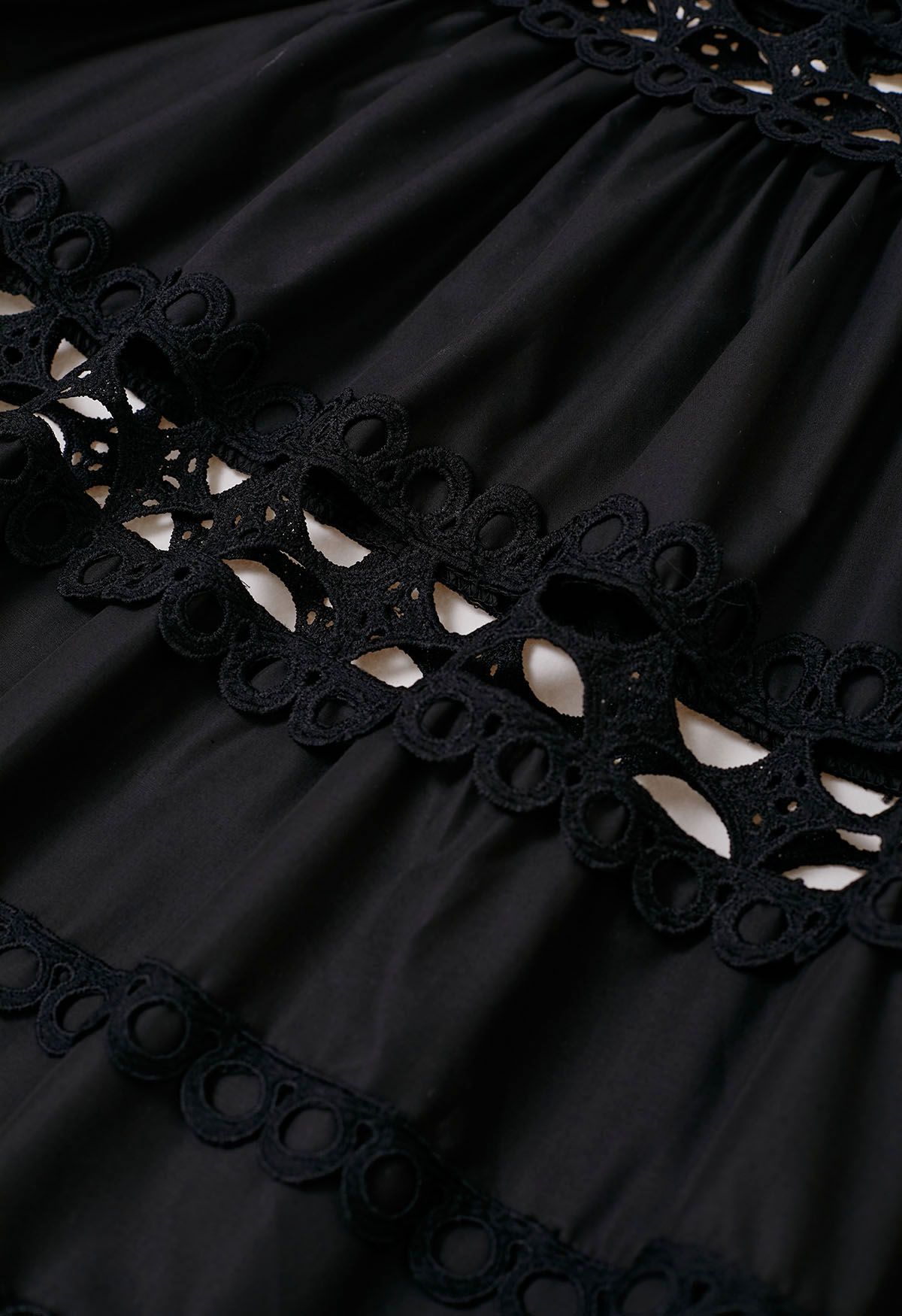 Robe longue nacrée sans manches avec découpes et ceinture en noir