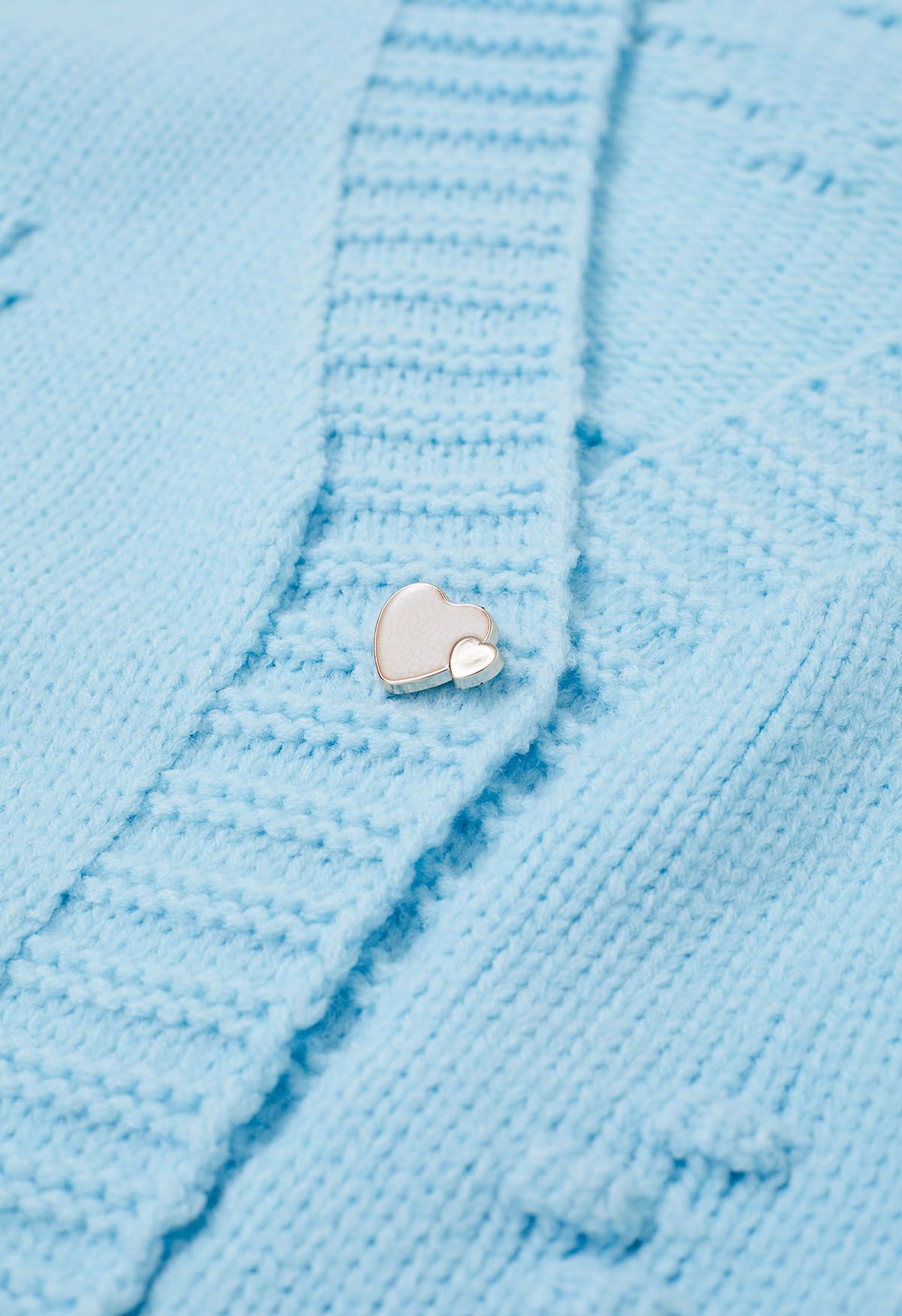 Cardigan en tricot boutonné avec cœurs à pompons en bleu