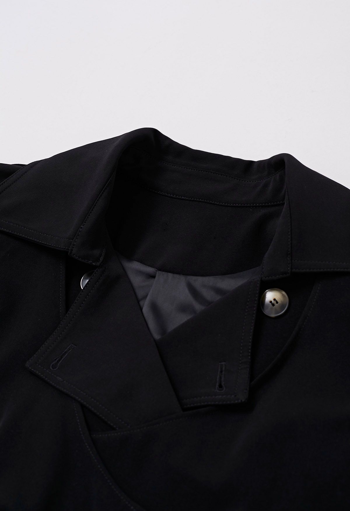 Trench-coat à double boutonnage et ceinture à volants en noir