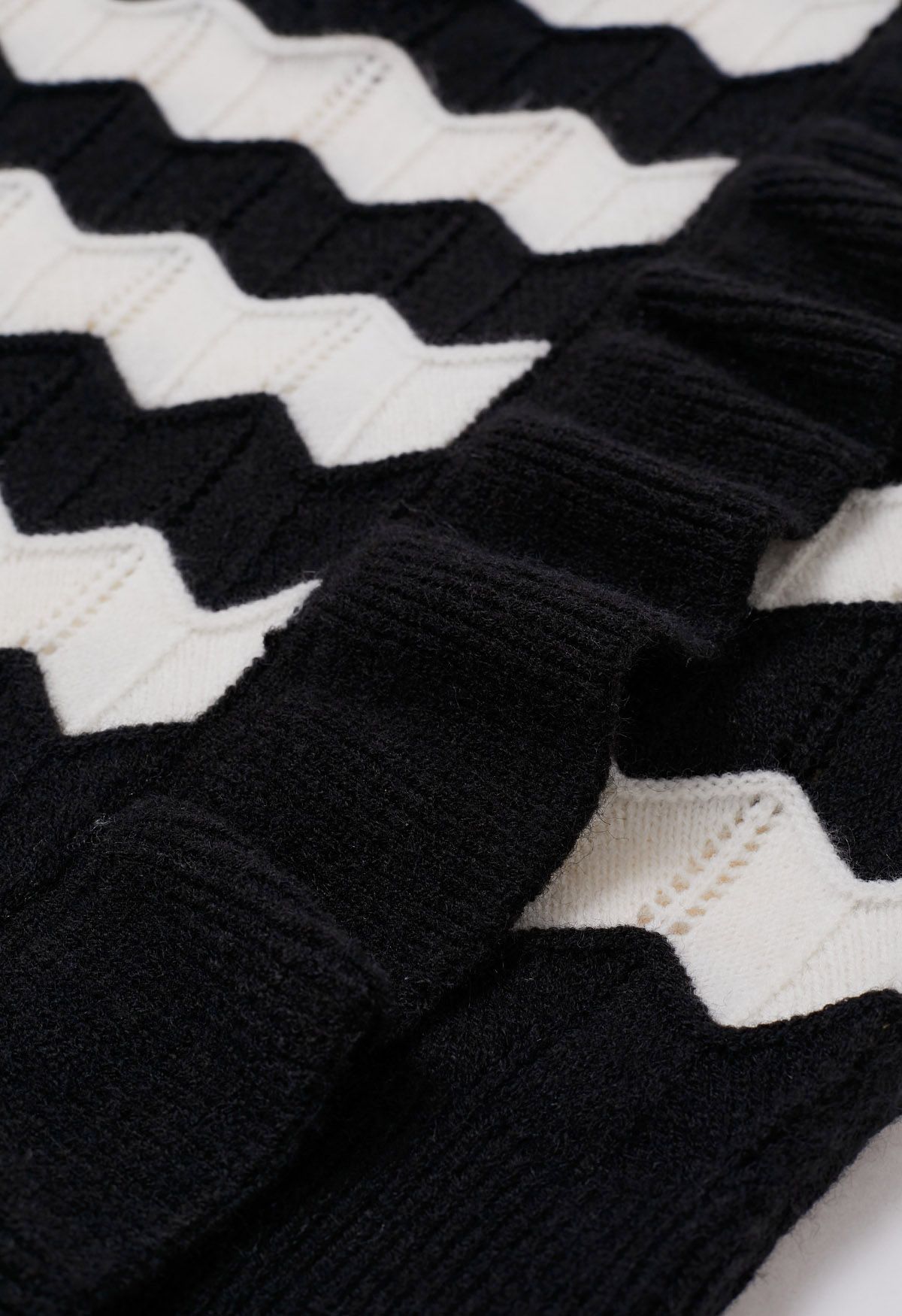Pull en tricot à rayures ondulées et bordure à volants en noir