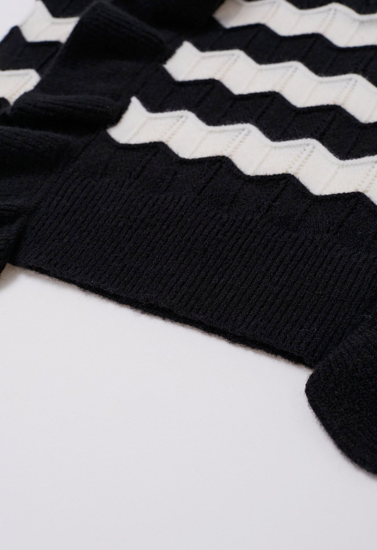 Pull en tricot à rayures ondulées et bordure à volants en noir
