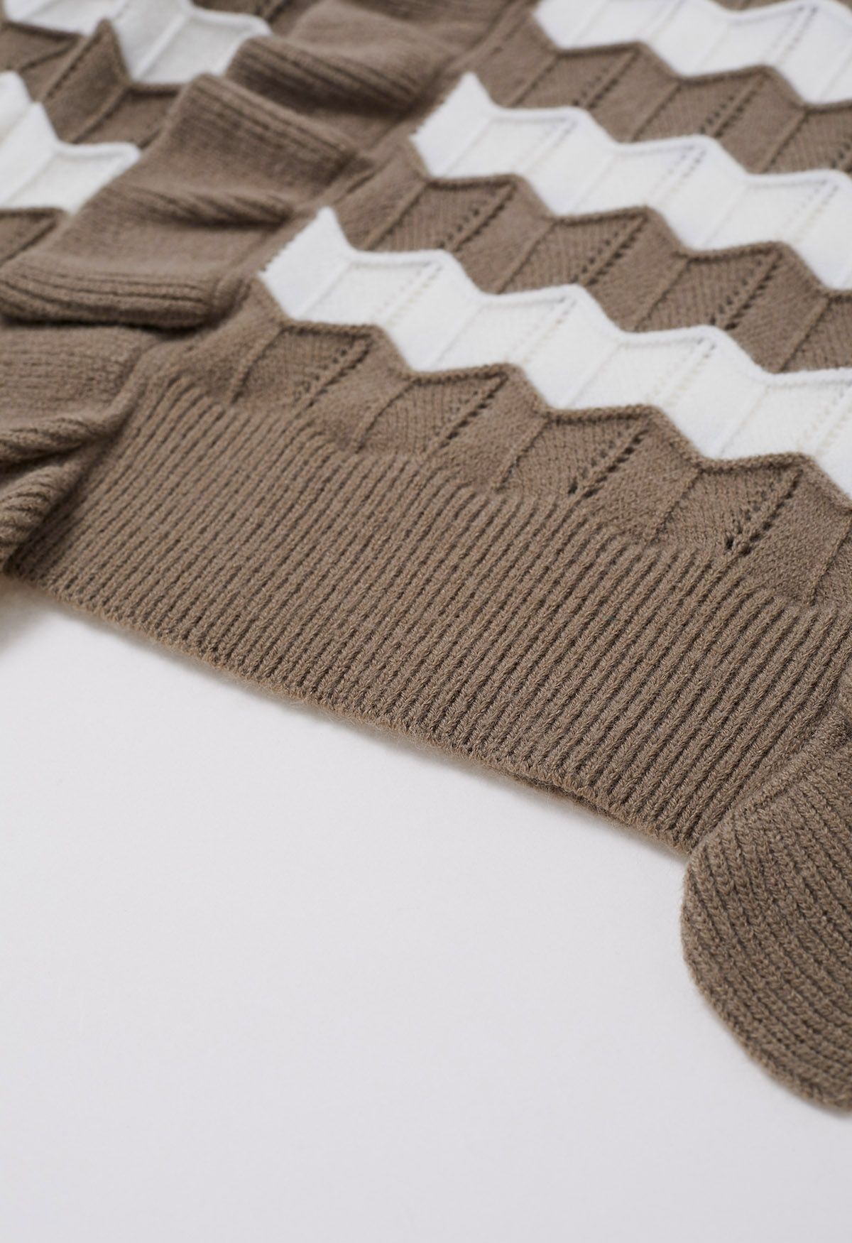 Pull en tricot à rayures ondulées et bordure à volants en marron