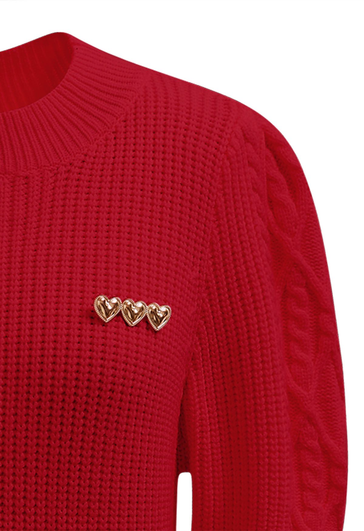 Pull en tricot à manches coudées et broche cœur en rouge