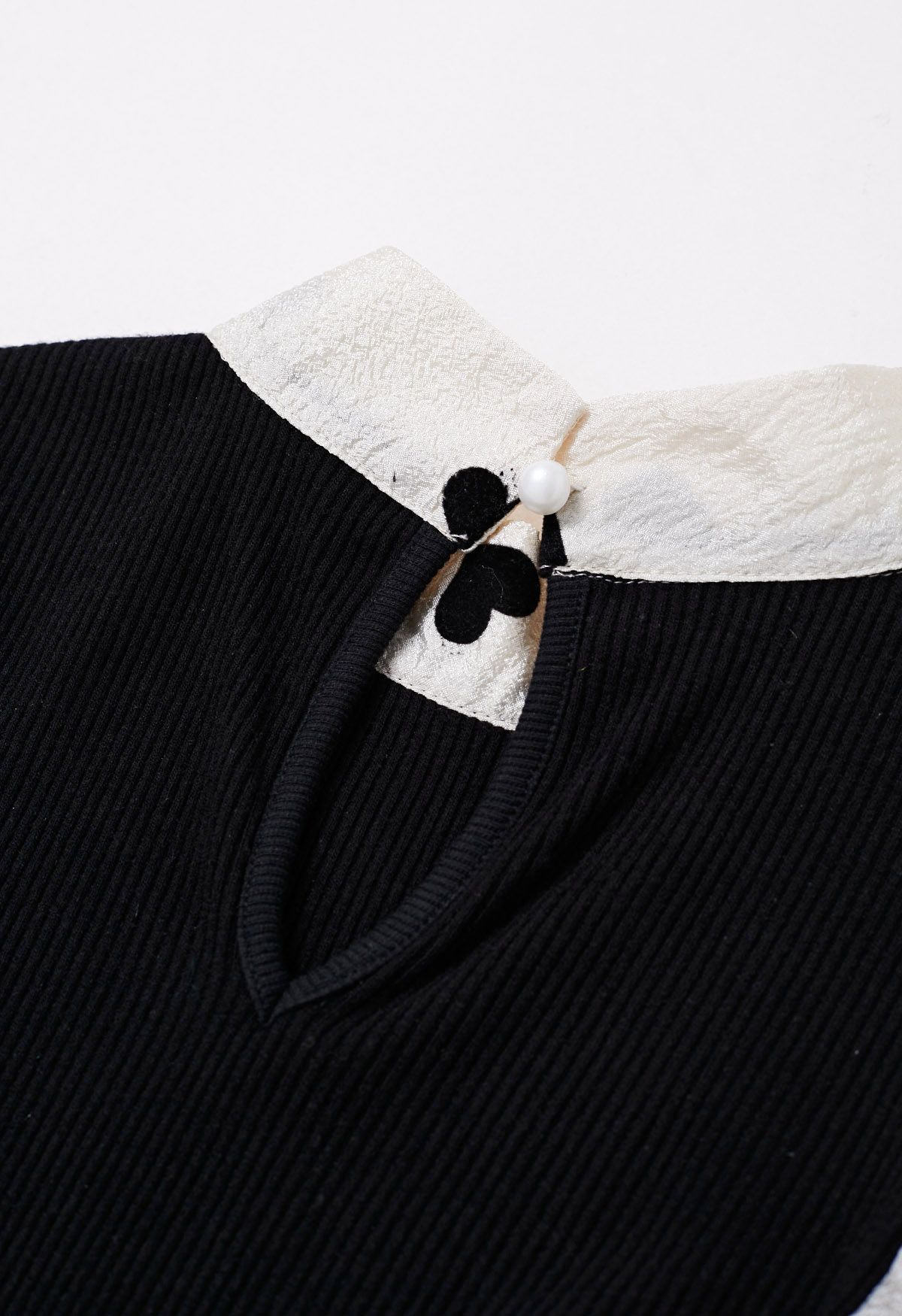 Haut en tricot épissé à cœur noir avec nœud papillon détachable