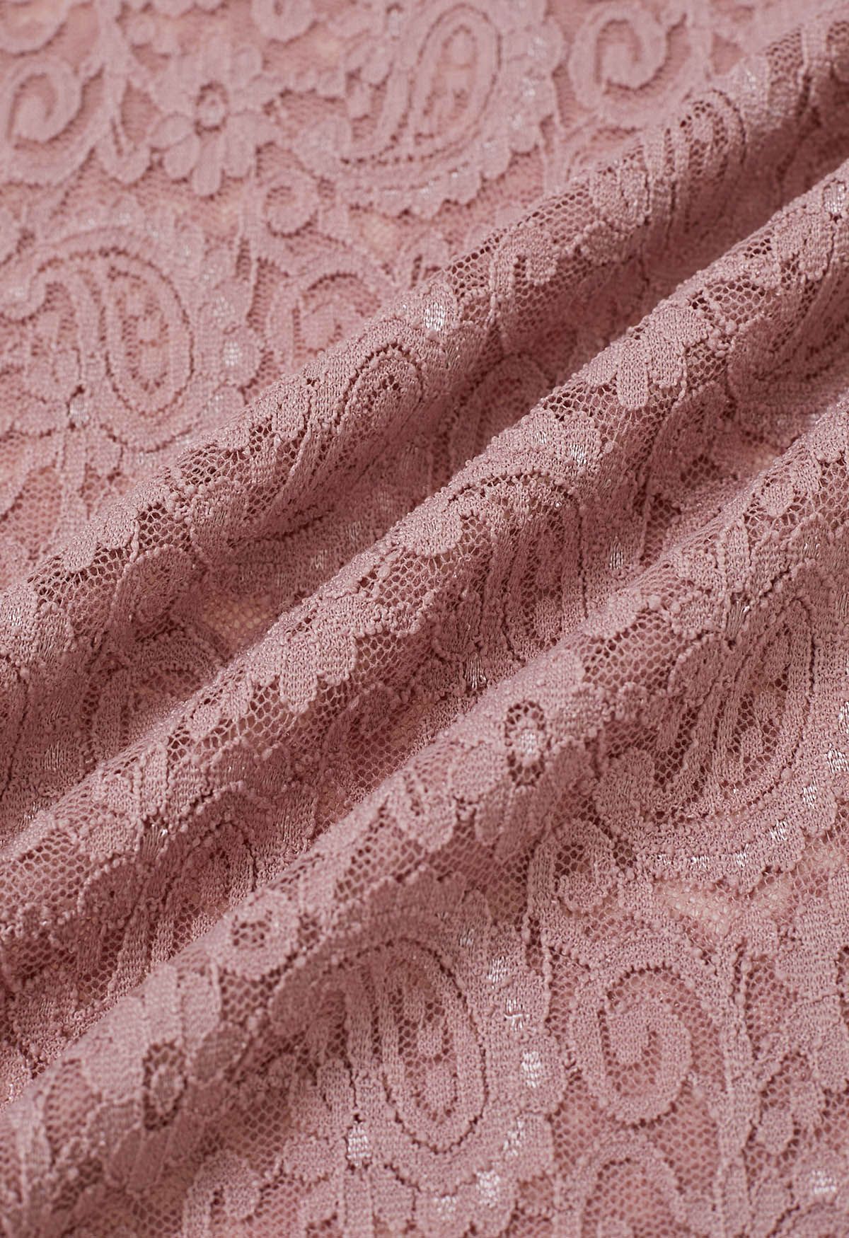 Haut en dentelle à motif cachemire avec empiècements en maille en rose