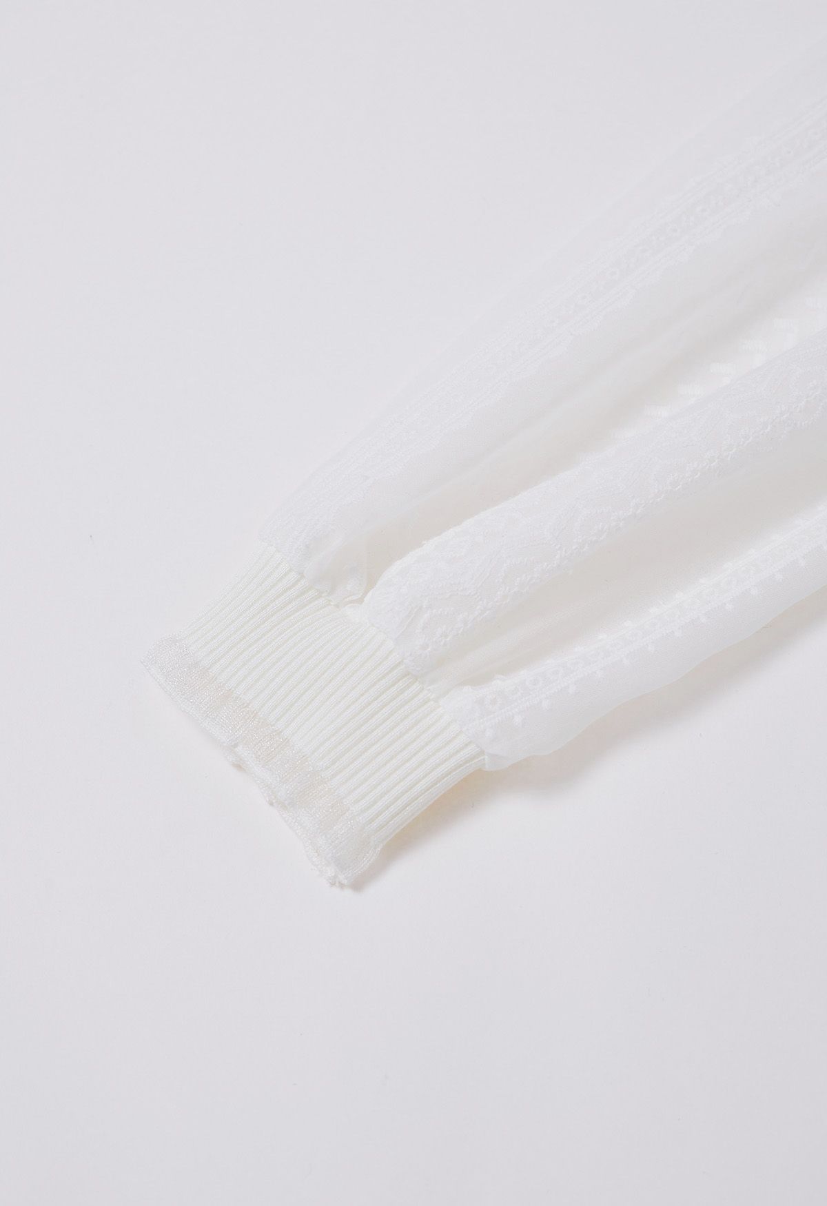 Haut à manches transparentes brodé en dentelle florale en blanc