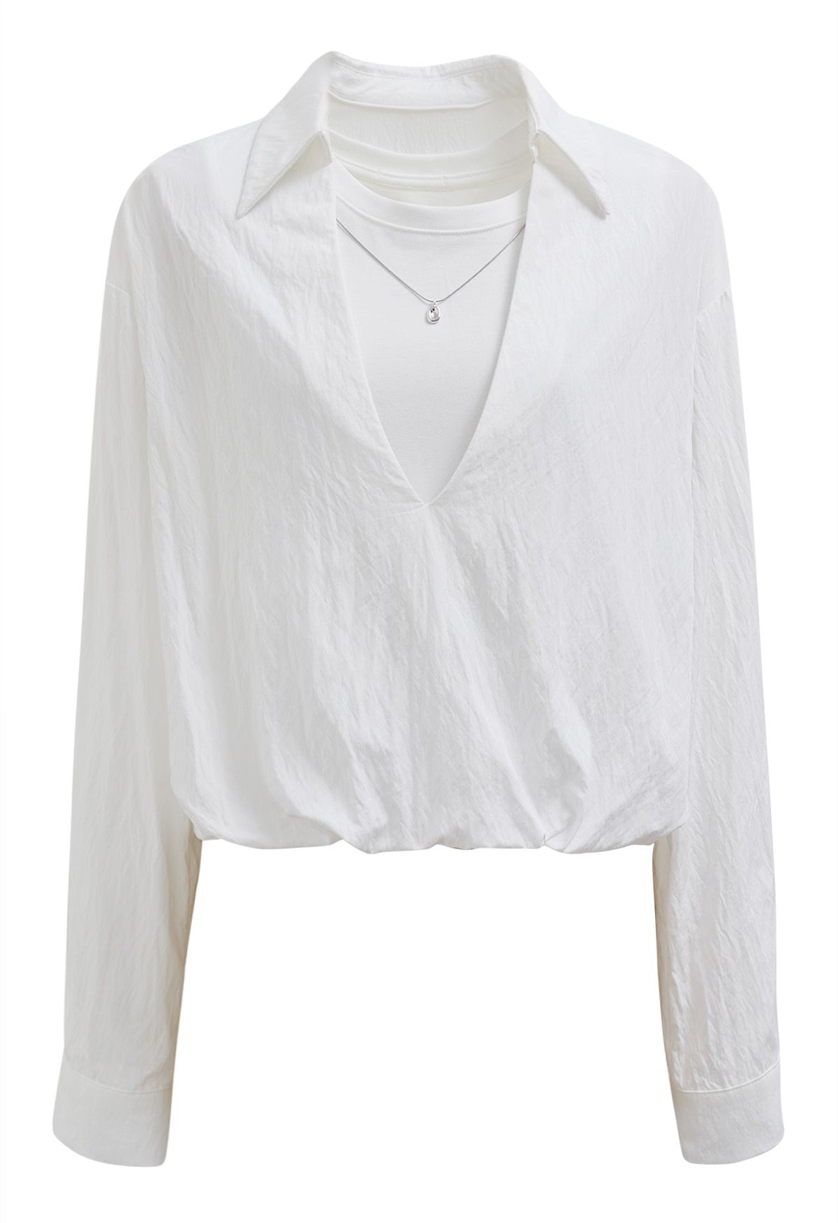 Chemise blanche en deux pièces avec collier décoré