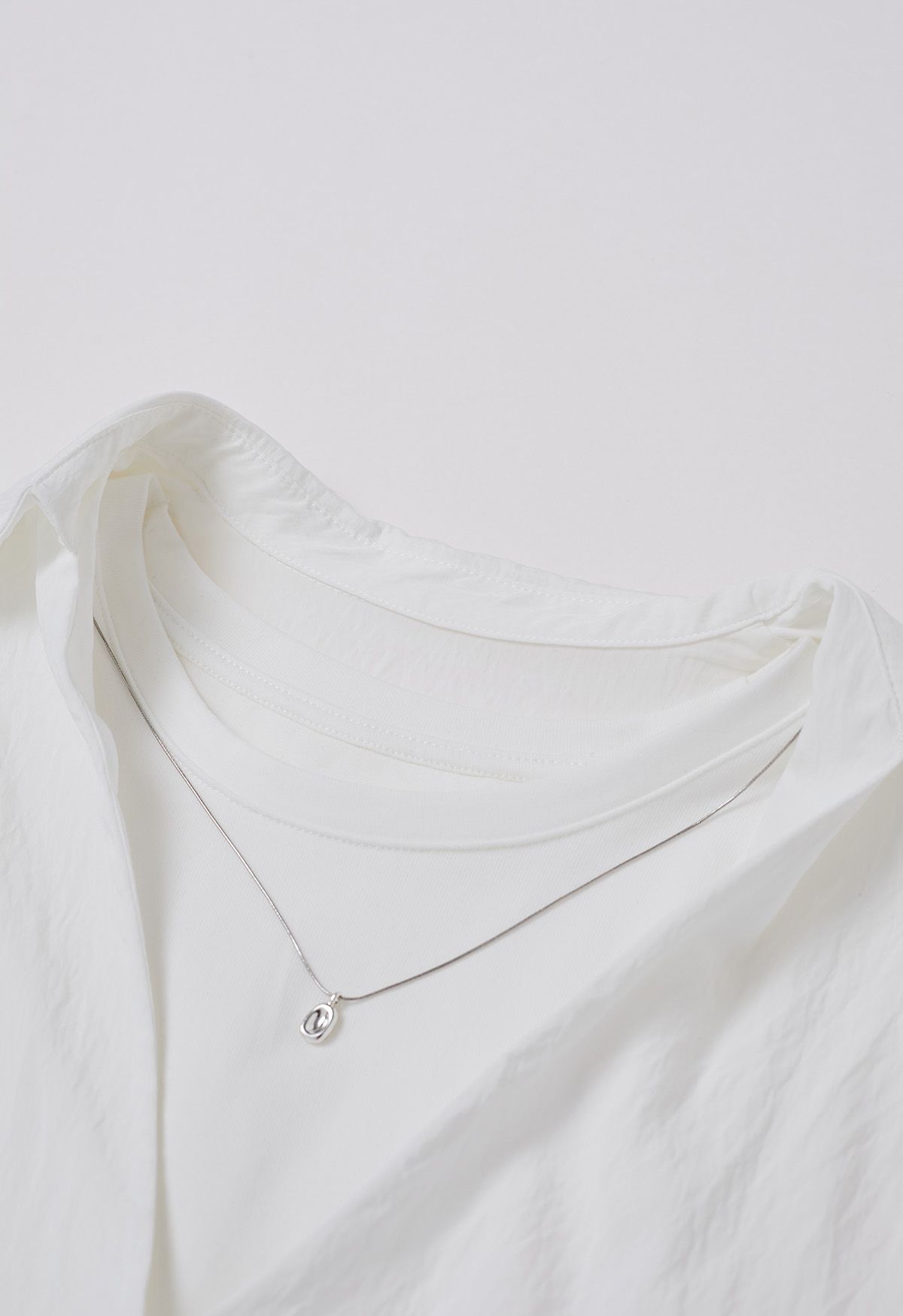 Chemise blanche en deux pièces avec collier décoré