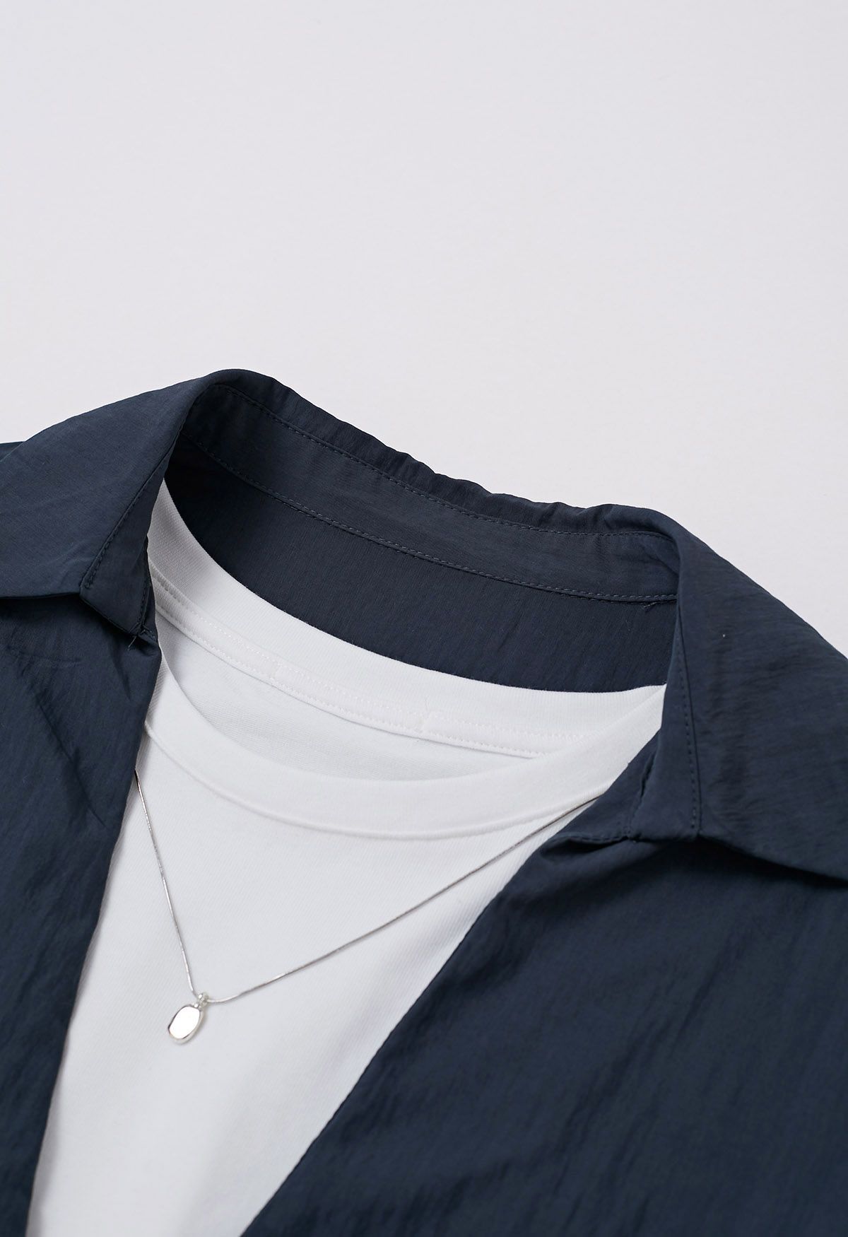 Chemise fausse deux pièces ornée d'un collier bleu marine