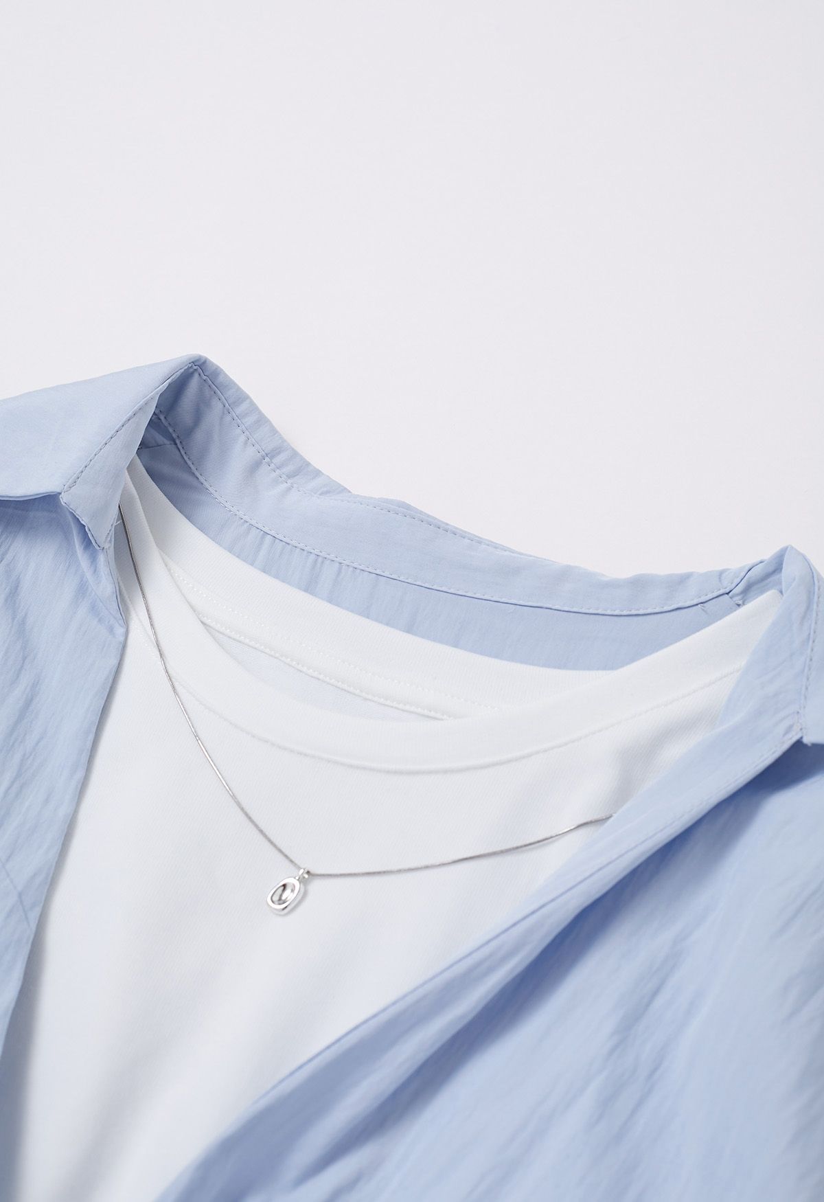 Chemise fausse deux pièces décorée d'un collier bleu clair