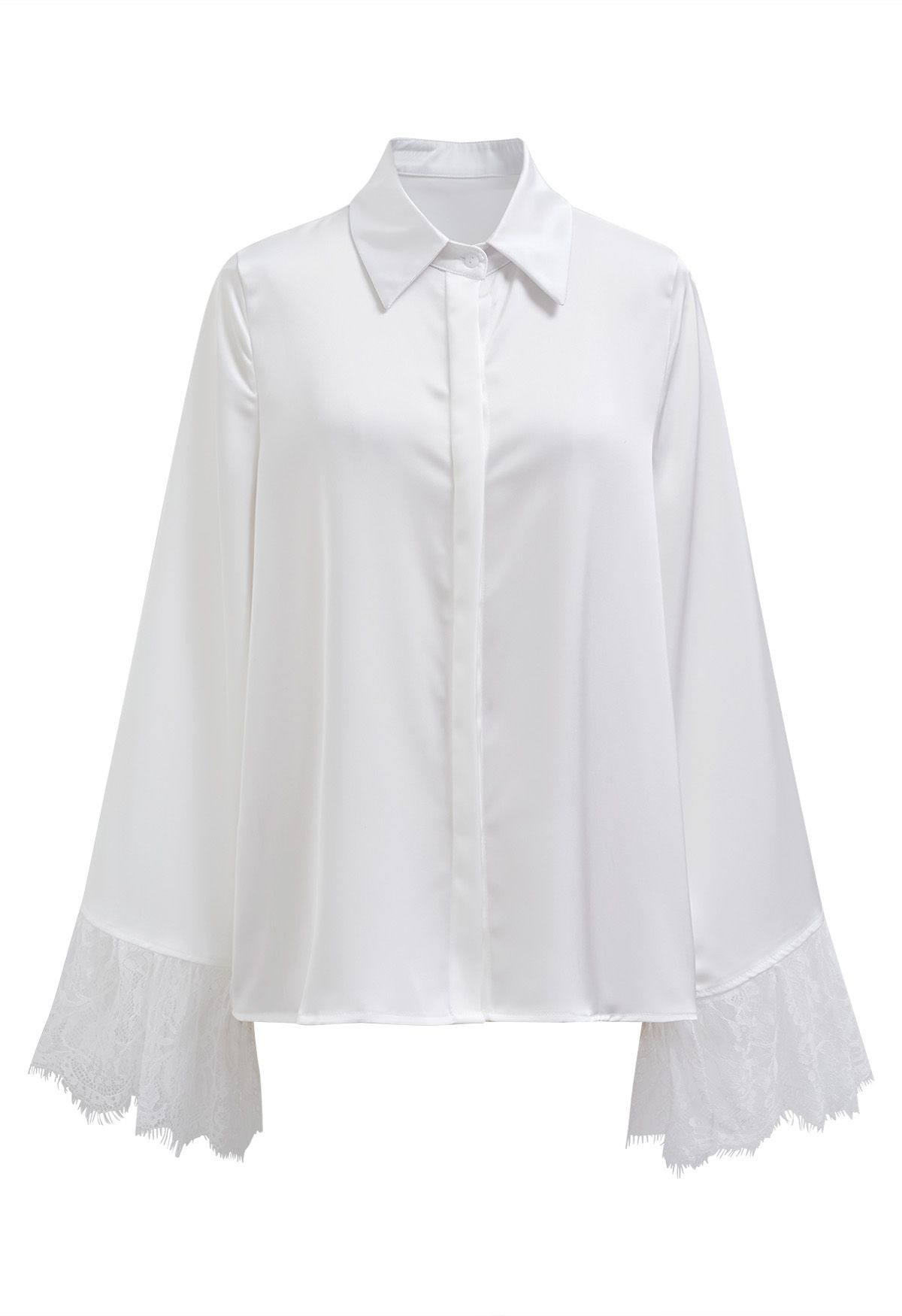 Chemise en satin à manches cloche et poignets en dentelle en blanc