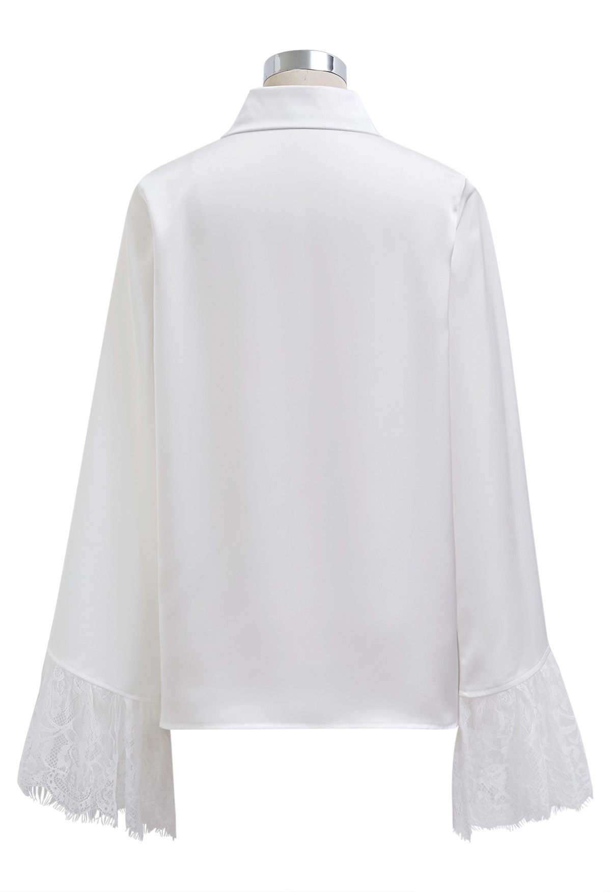 Chemise en satin à manches cloche et poignets en dentelle en blanc