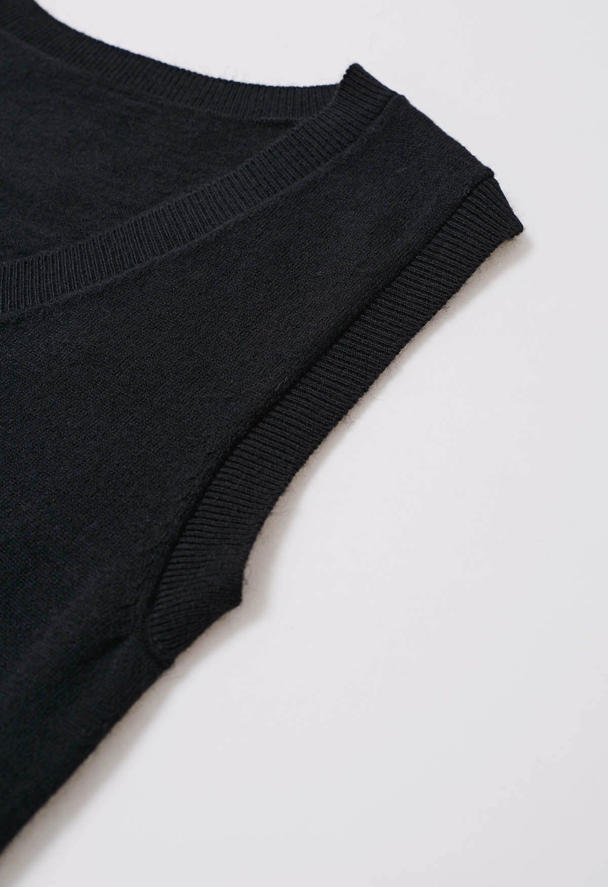 Ensemble haut en tricot sans manches à col en V et jupe plissée en noir