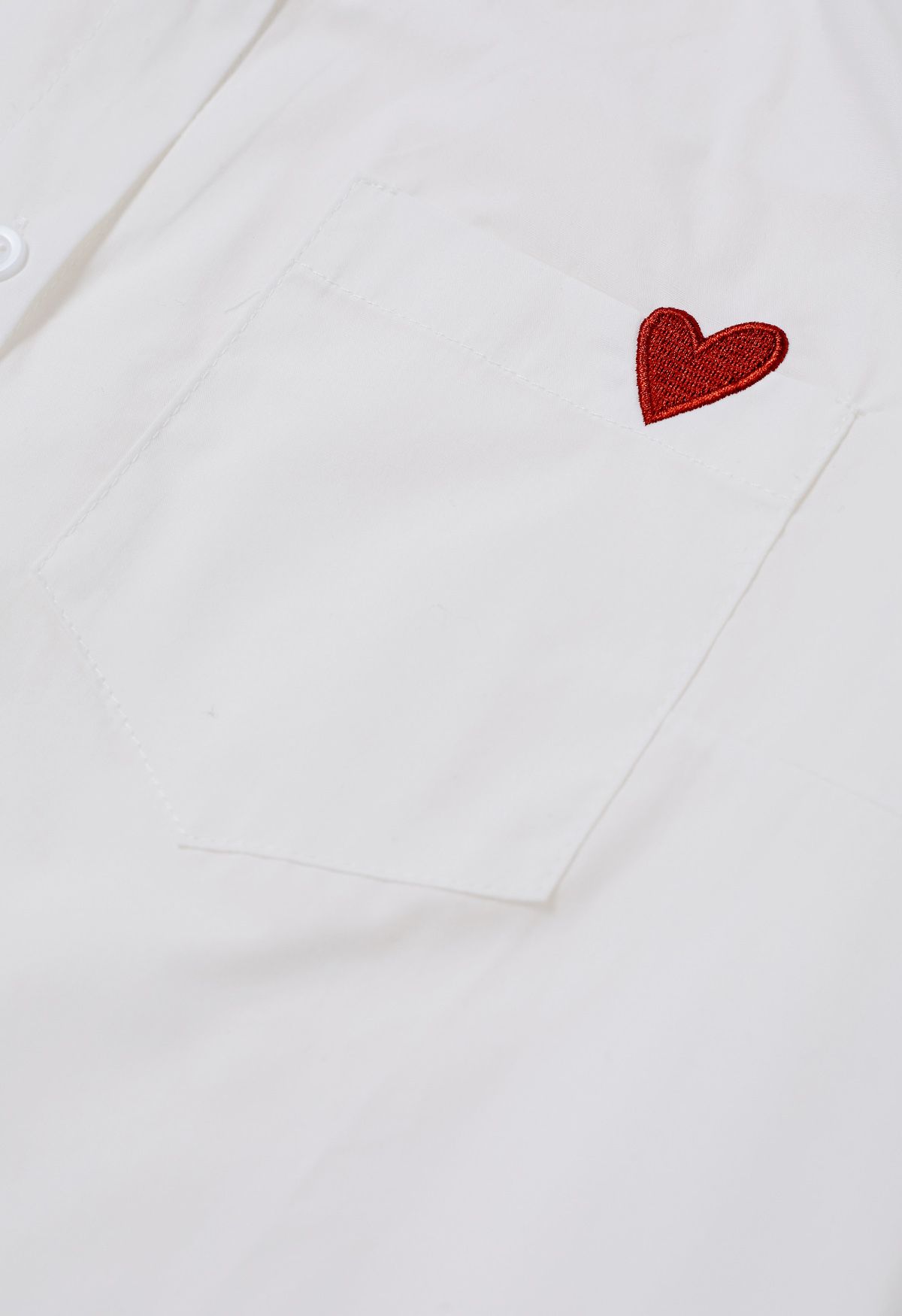 Chemise à col noué et poche plaquée cœur brodée