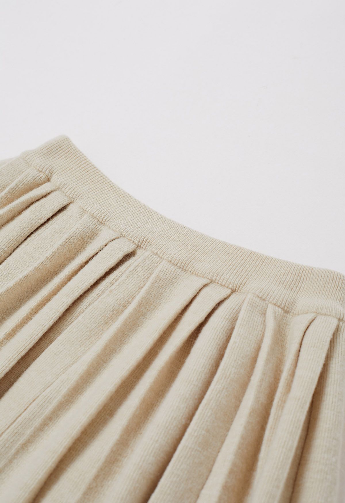 Mini-jupe plissée à taille élastique en crème