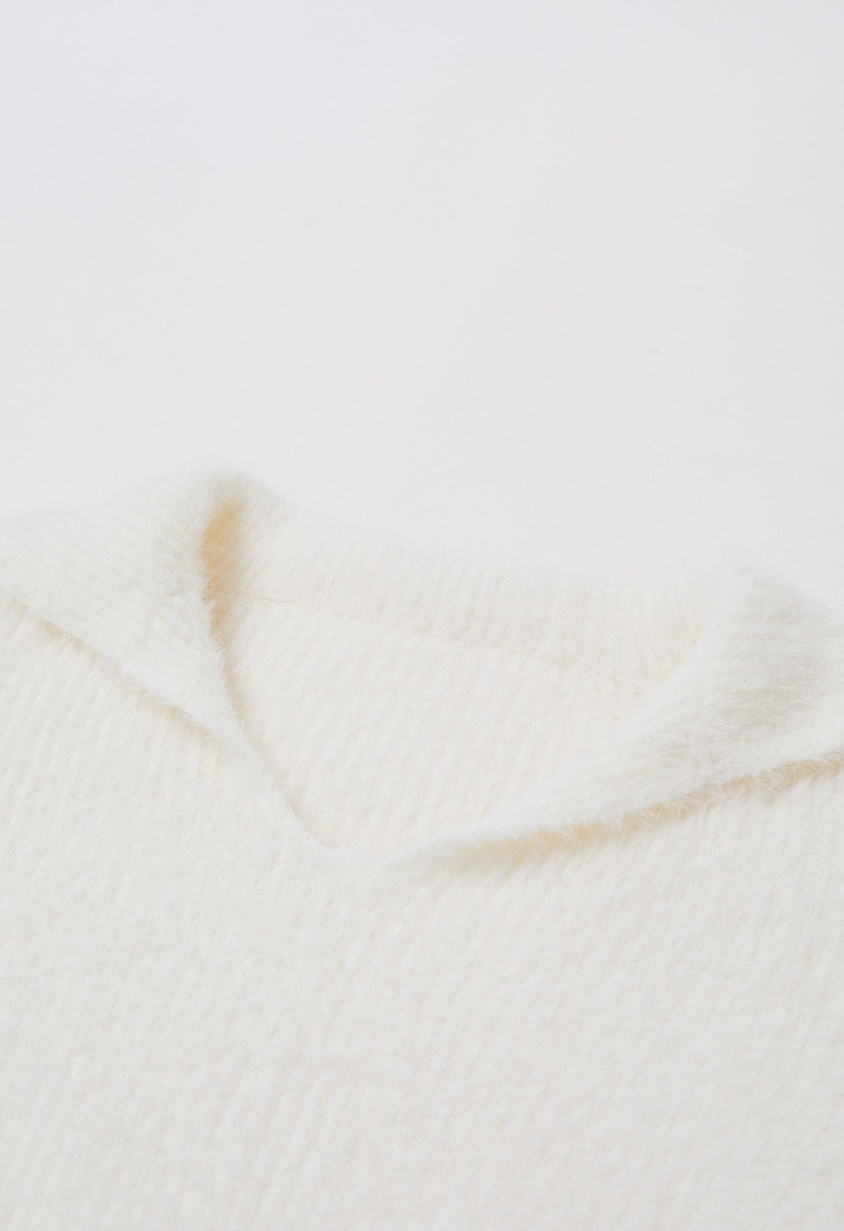 Pull court en tricot pelucheux à col à rabat en blanc