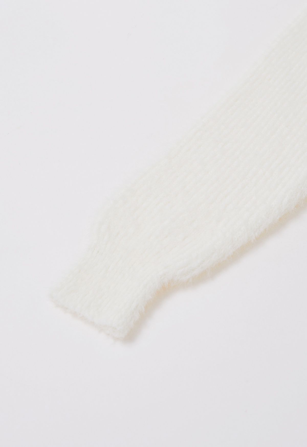 Pull court en tricot pelucheux à col à rabat en blanc