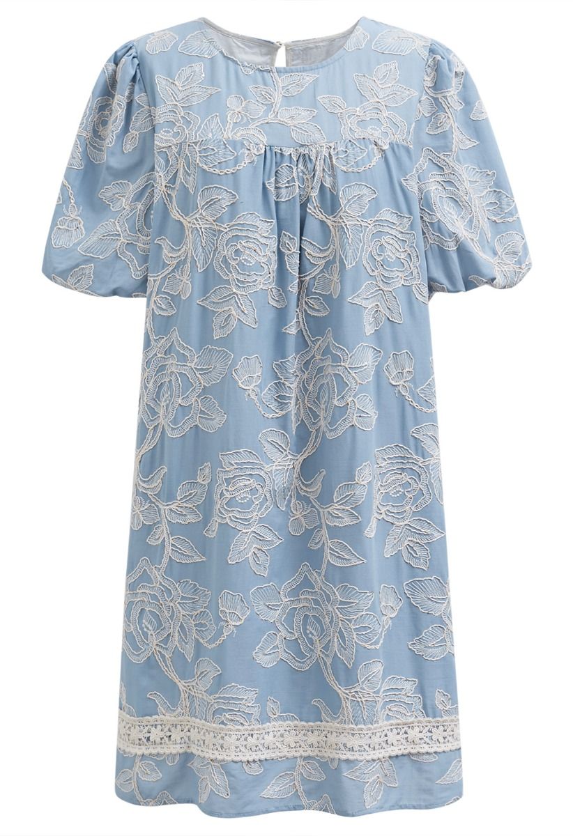 Robe Dolly brodée de fleurs avec bordure à paillettes en bleu clair