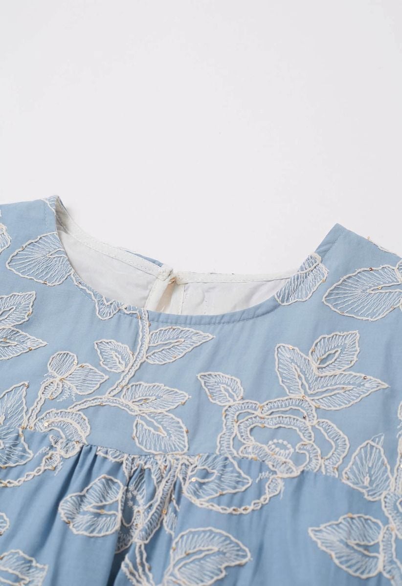 Robe Dolly brodée de fleurs avec bordure à paillettes en bleu clair