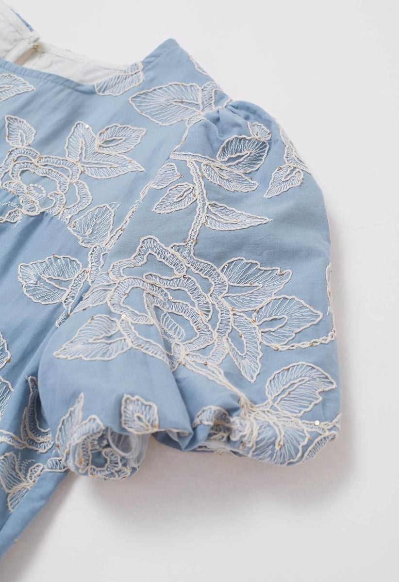 Robe Dolly brodée de fleurs avec bordure à paillettes en bleu clair