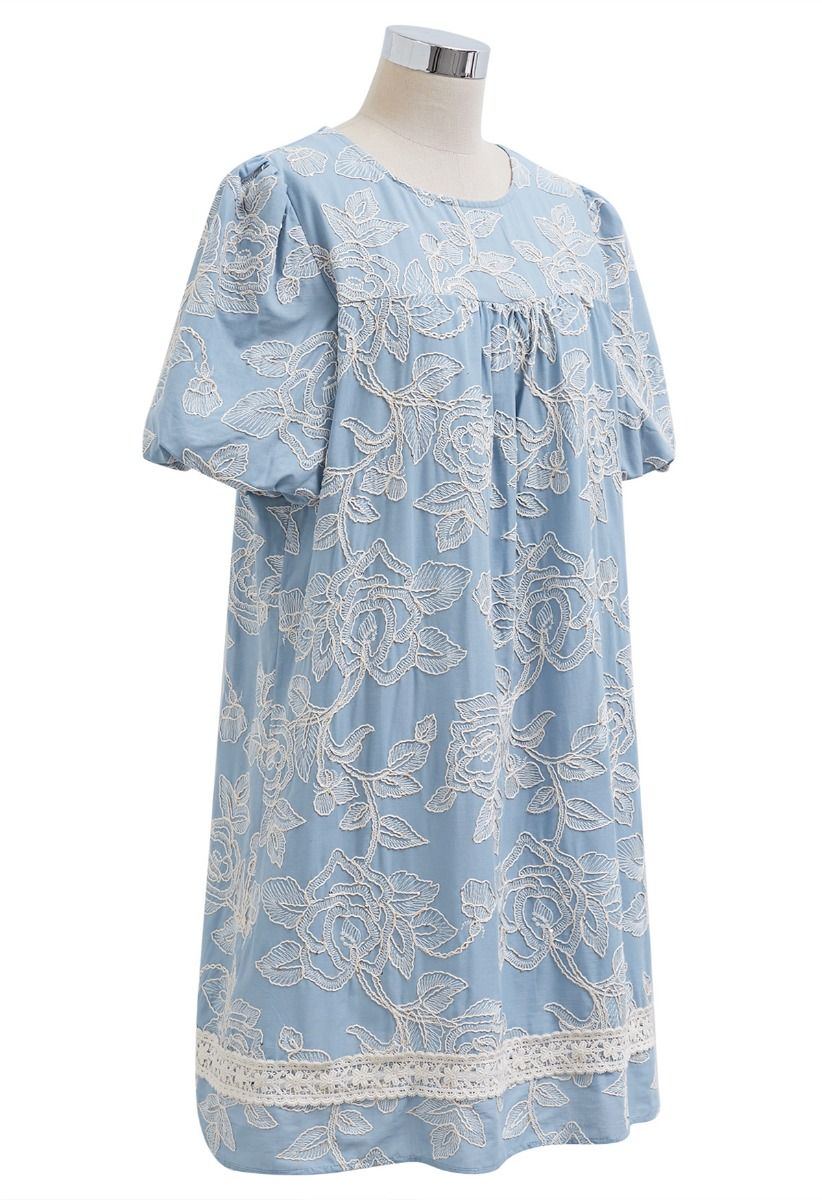 Robe Dolly brodée de fleurs avec bordure à paillettes en bleu clair