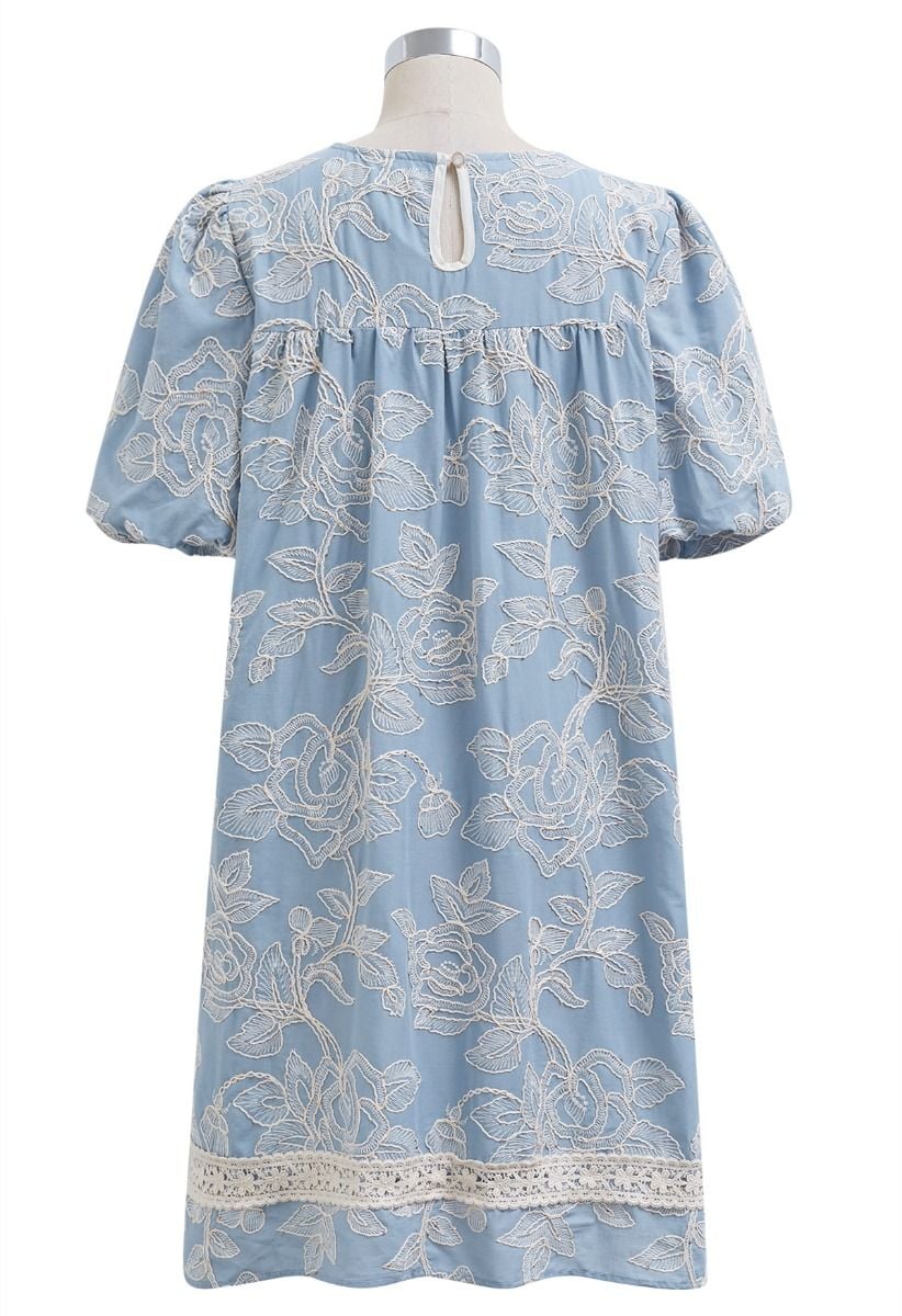 Robe Dolly brodée de fleurs avec bordure à paillettes en bleu clair