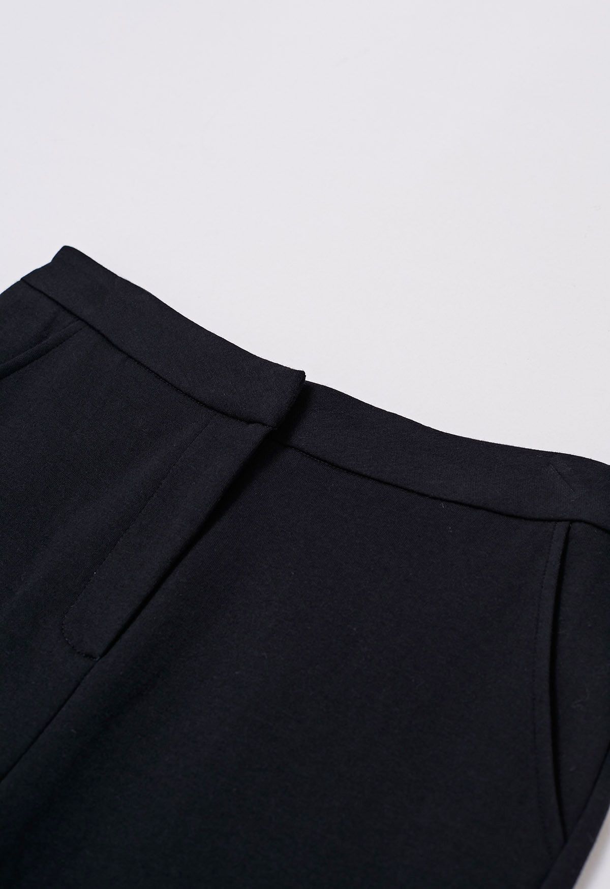 Pantalon évasé avec poches latérales en noir