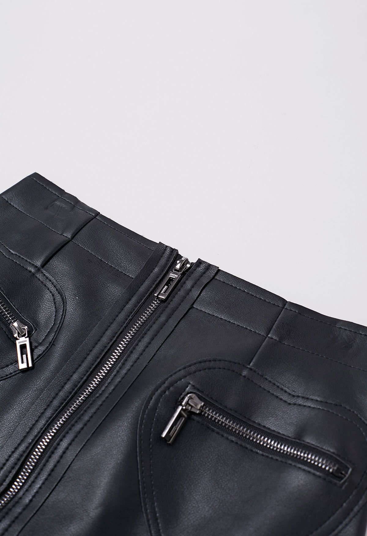 Mini-jupe zippée en similicuir en noir