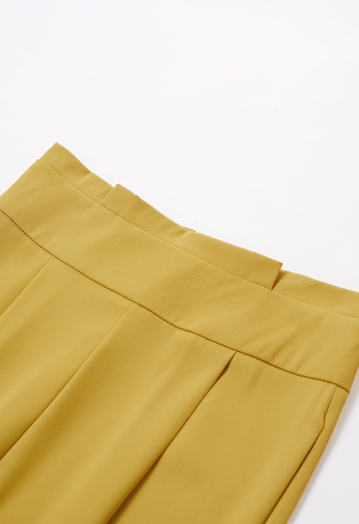 Pantalon droit à taille plissée en jaune