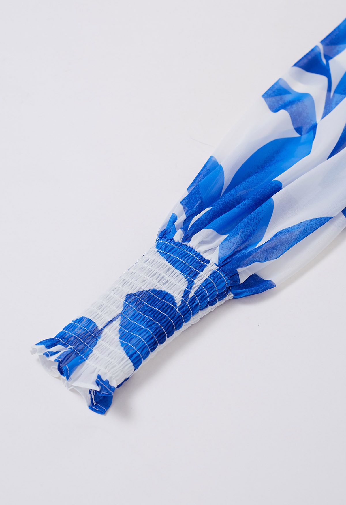 Robe longue en mousseline de soie à taille croisée à feuilles bleues
