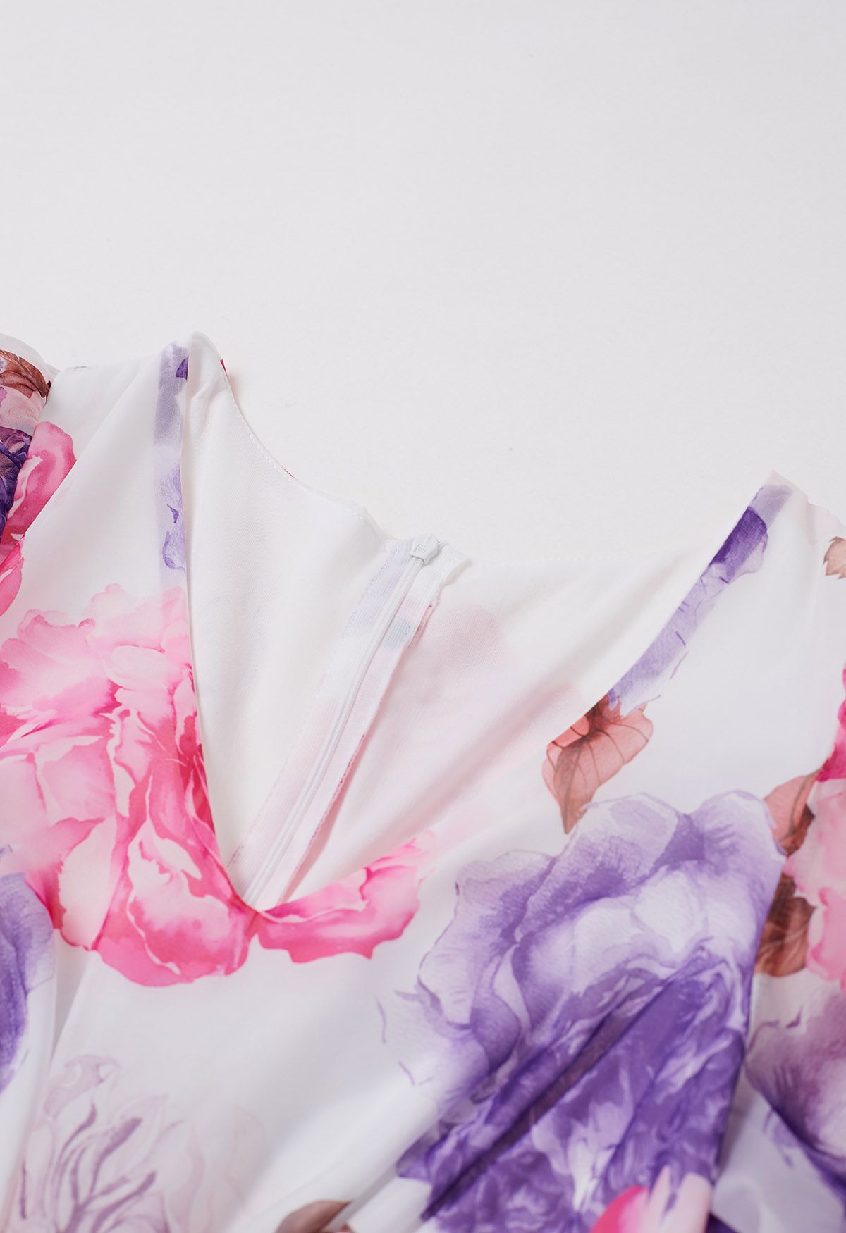 Robe longue en mousseline de soie fleurie à manches bulles en blanc