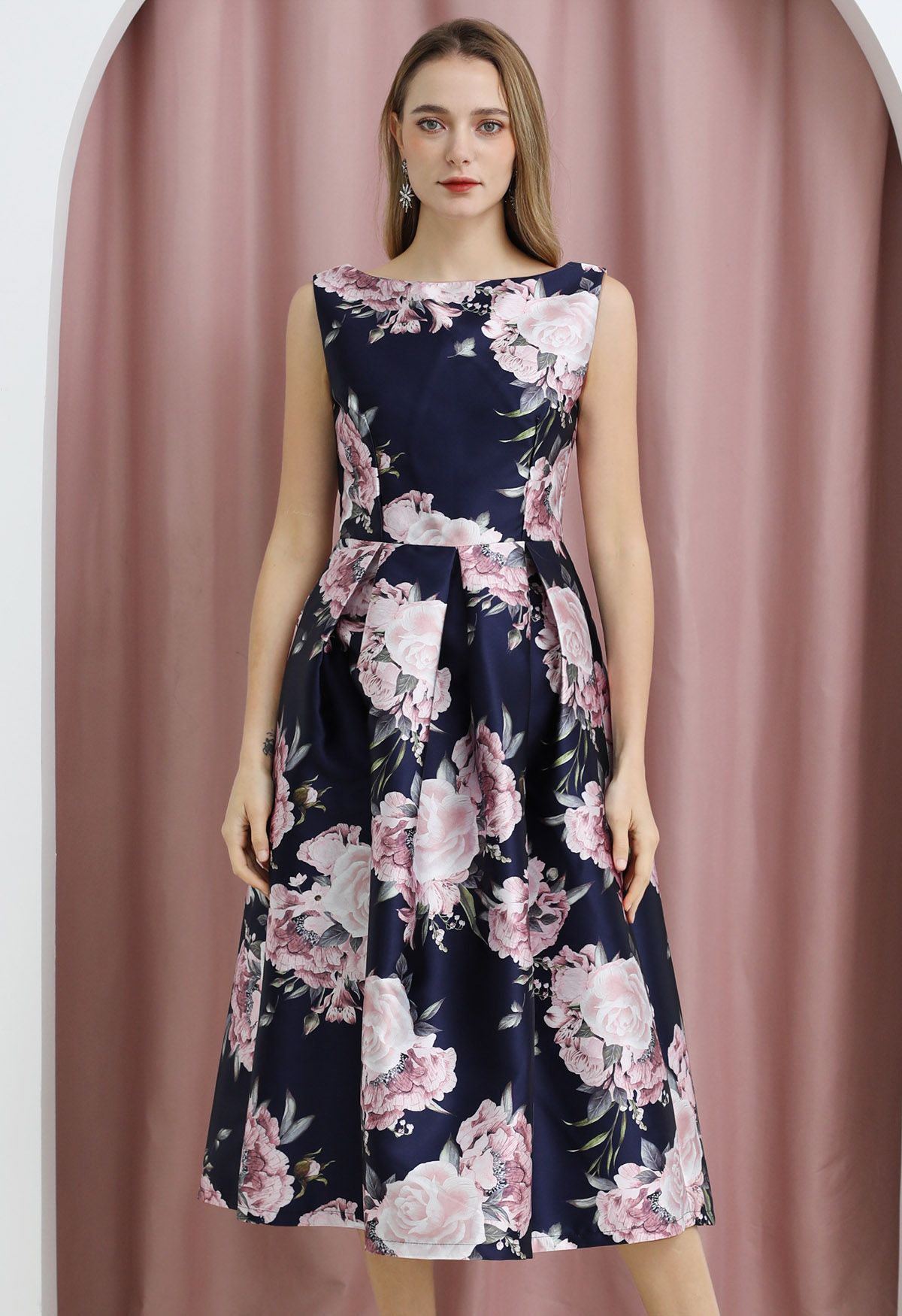 Robe midi raffinée à fleurs sans manches