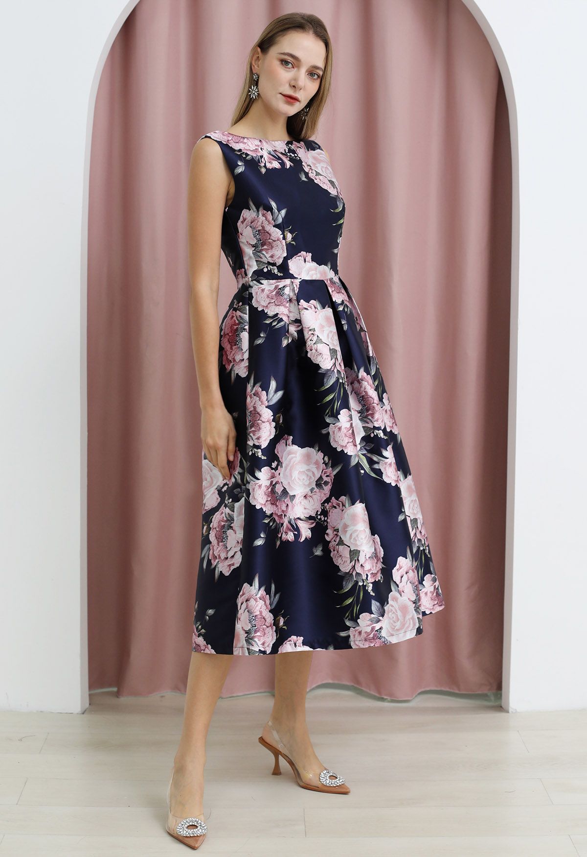 Robe midi raffinée à fleurs sans manches