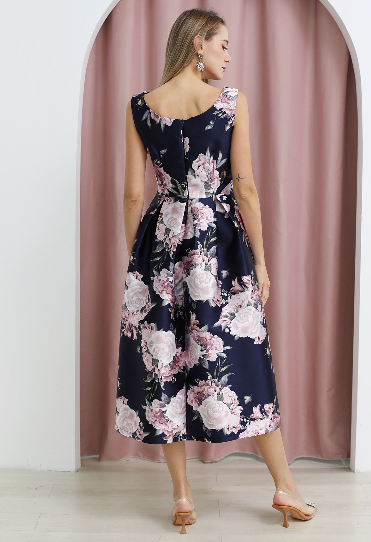 Robe midi raffinée à fleurs sans manches