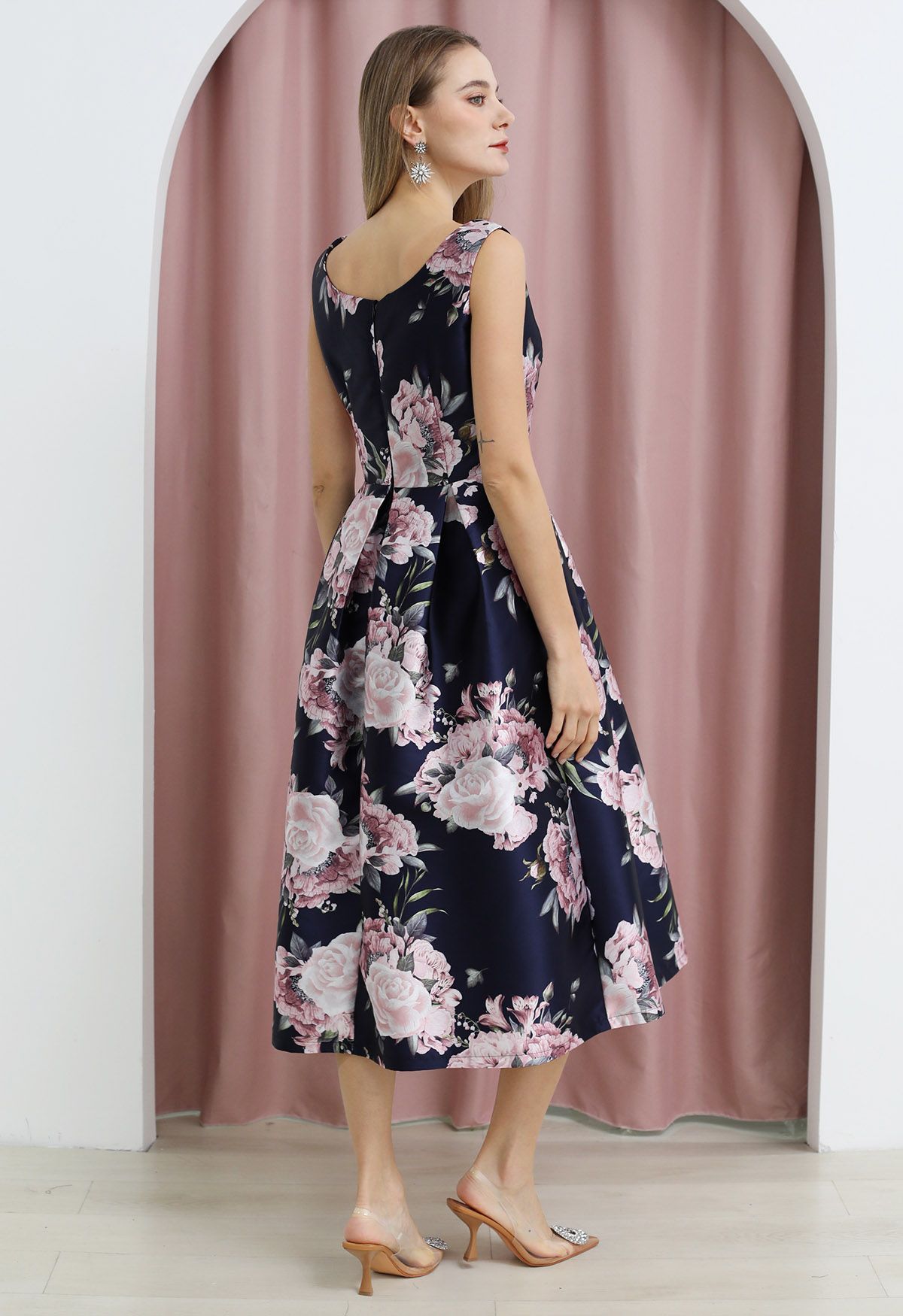 Robe midi raffinée à fleurs sans manches