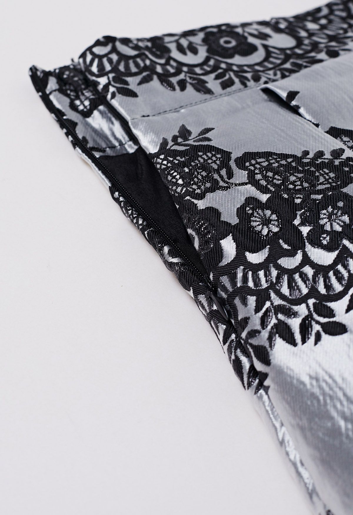 Magnifique jupe midi plissée en jacquard fleuri en noir