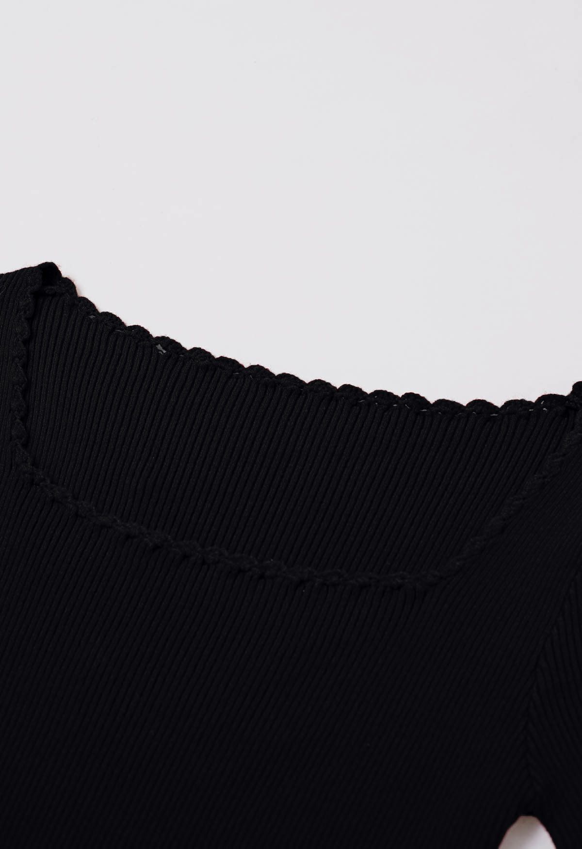Haut en tricot à manches courtes et col carré à bords festonnés en noir