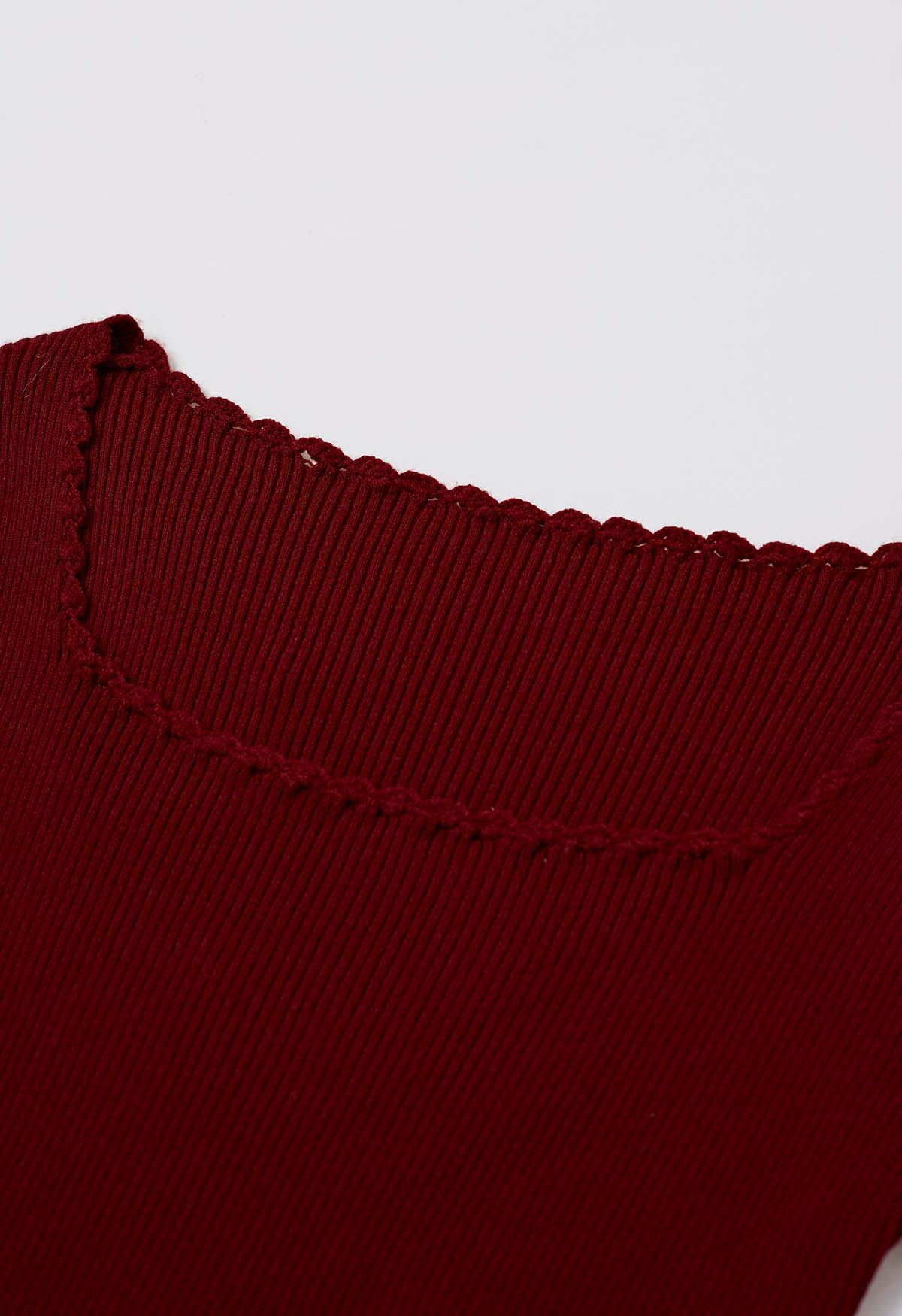 Haut en tricot à manches courtes et col carré à bords festonnés en bordeaux