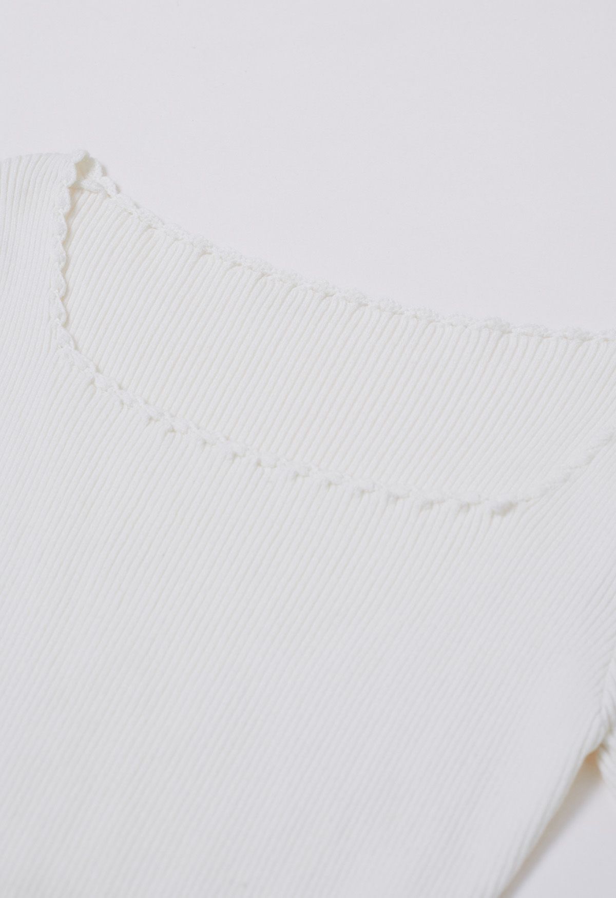 Haut en tricot à manches courtes et col carré à bords festonnés en blanc