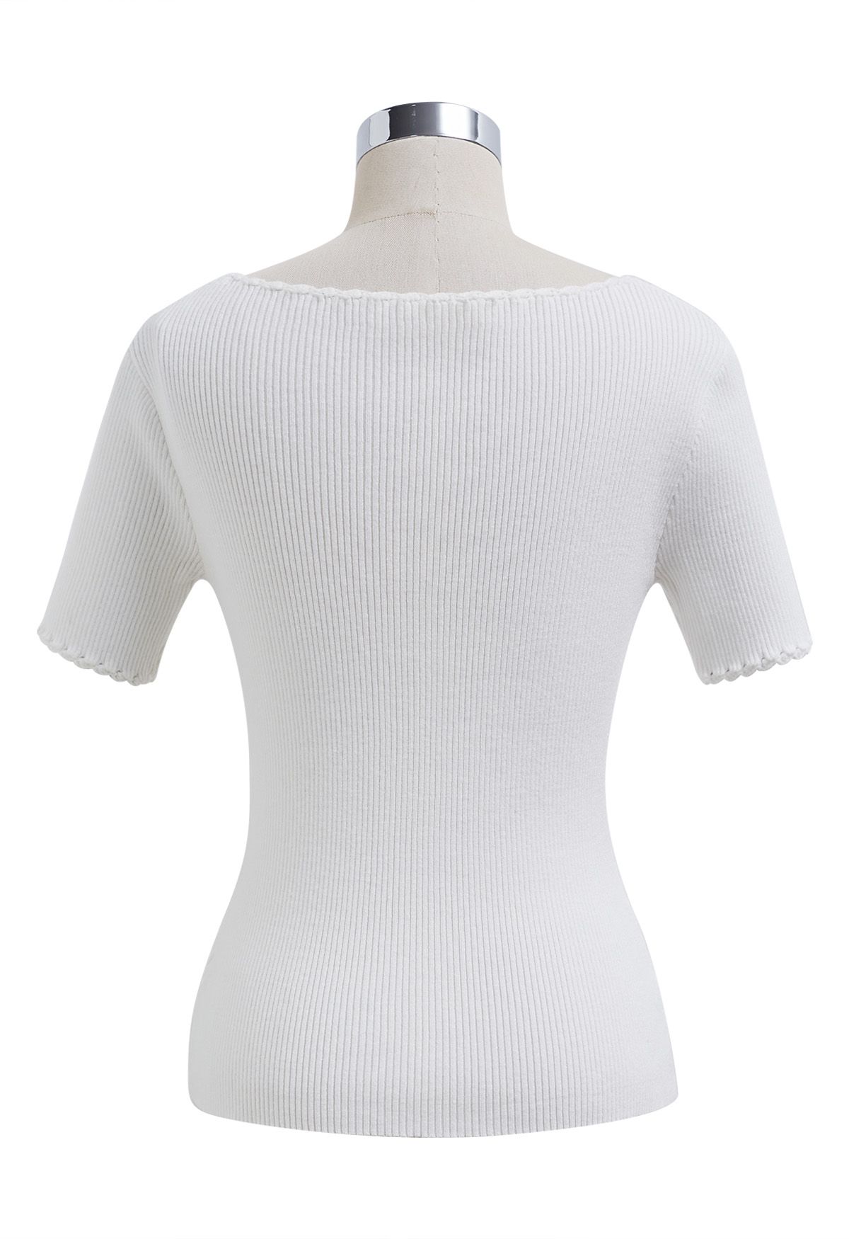 Haut en tricot à manches courtes et col carré à bords festonnés en blanc